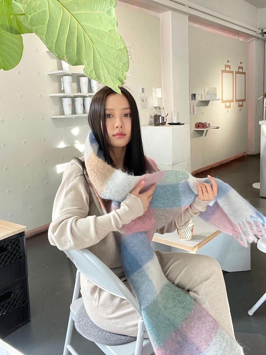 Acne Studios Mohair Check Muffler Fuchsia Lilac Pink, Acne Studios Mohair Check Muffler Pastel Blue Beige 착용 스타일 - 3