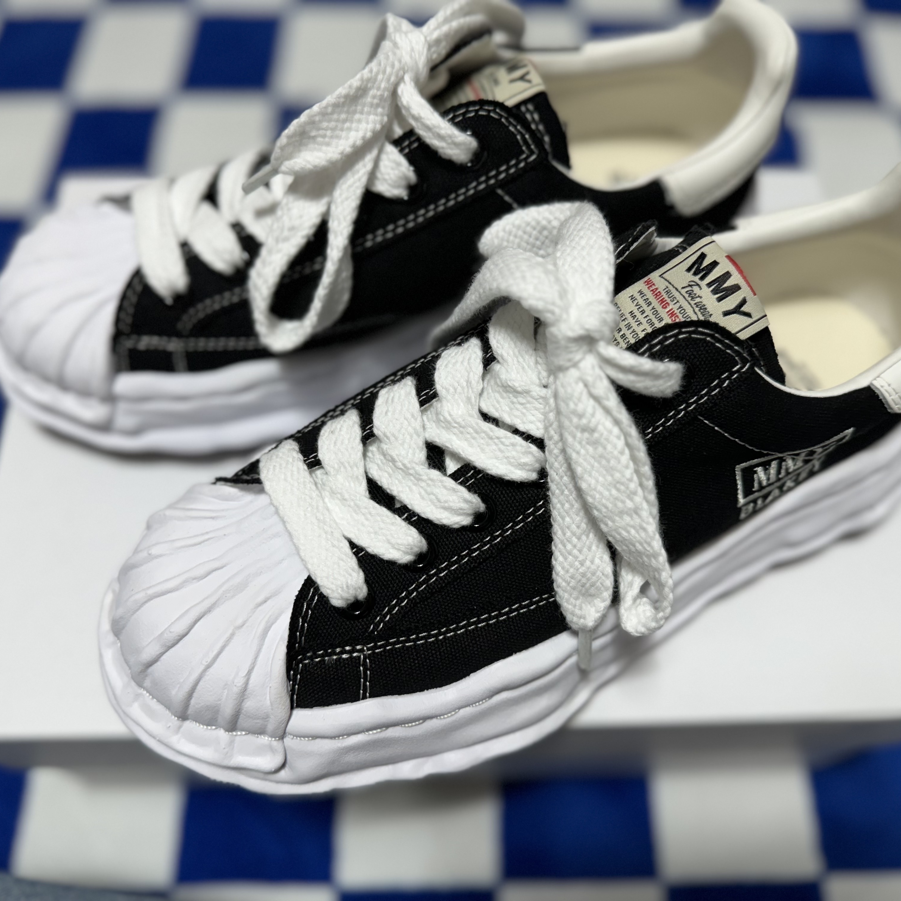 Maison Mihara Yasuhiro Blakey OG Sole Canvas Low-top Sneakers Black White 착용 스타일 - 2
