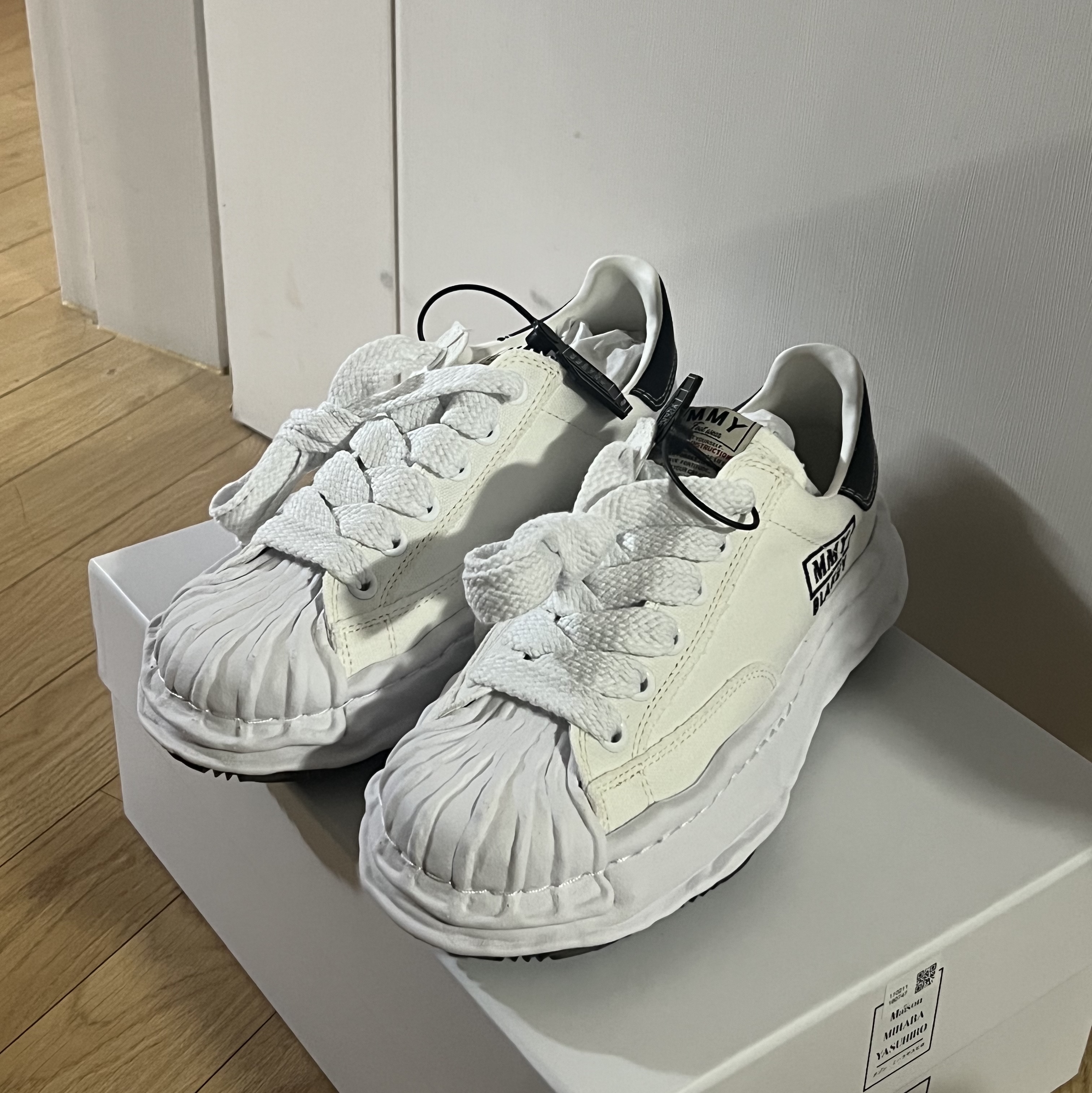 Maison Mihara Yasuhiro Blakey OG Sole Canvas Low-top Sneakers White 착용 스타일 - 2