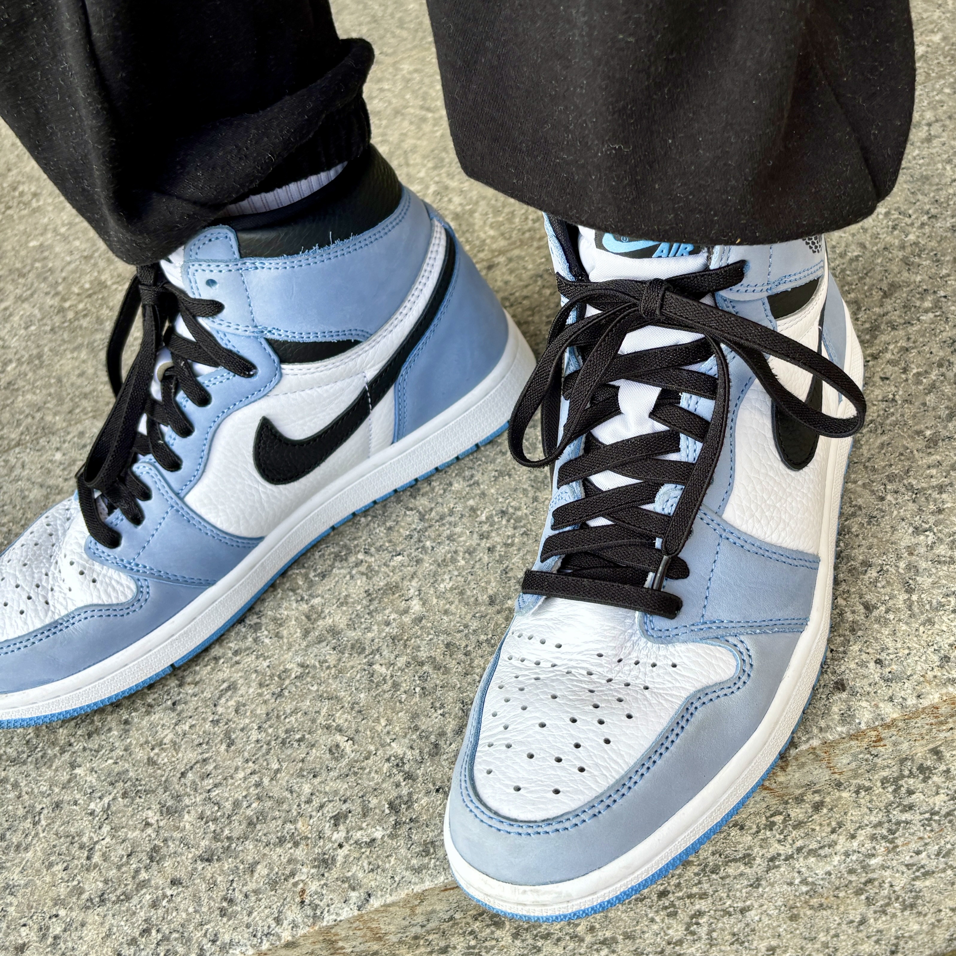 Jordan 1 Retro High OG University Blue 착용 스타일 - 3