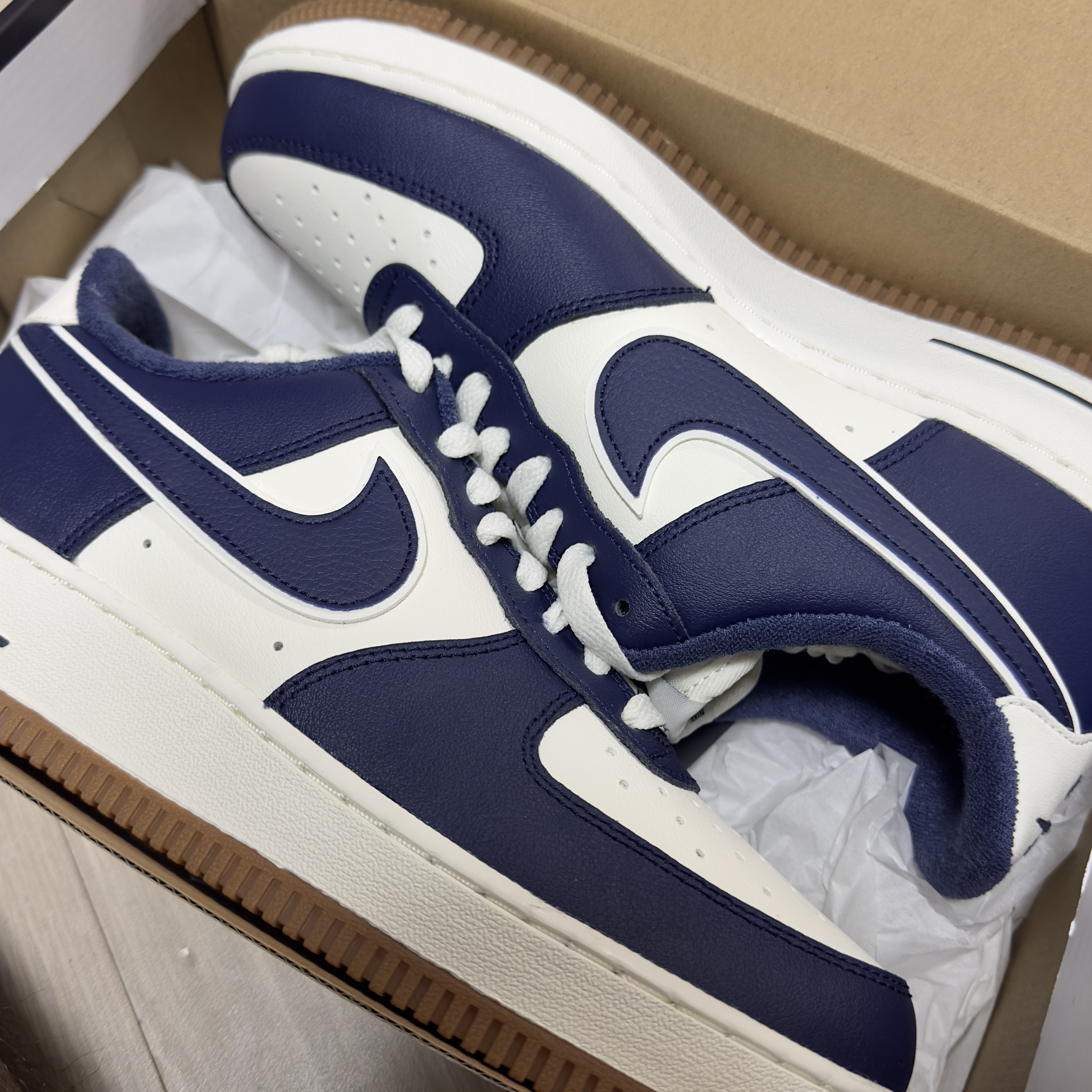 Nike Air Force 1 '07 LV8 Midnight Navy 착용 스타일 - 2