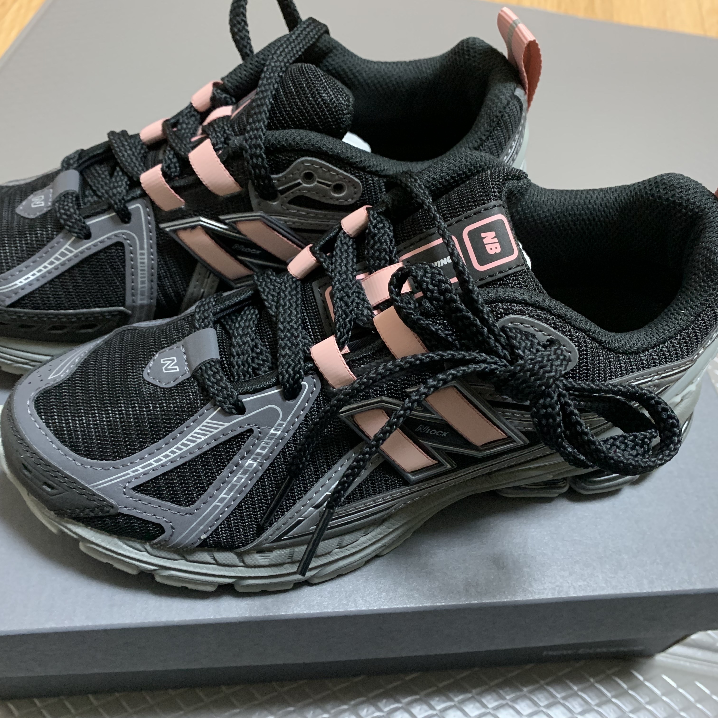 New Balance 1906R Black Pink Moon 착용 스타일 - 2