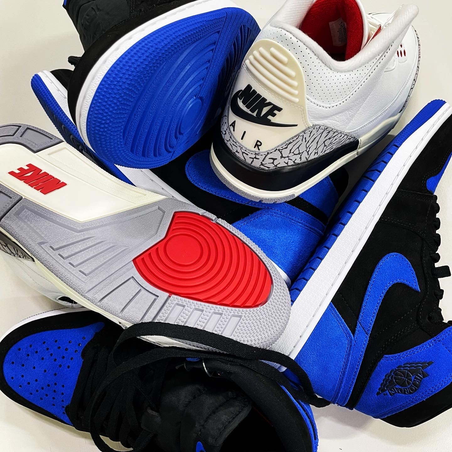 Jordan 3 Retro White Cement Reimagined, Jordan 1 Retro High OG Royal Reimagined 착용 스타일 - 1