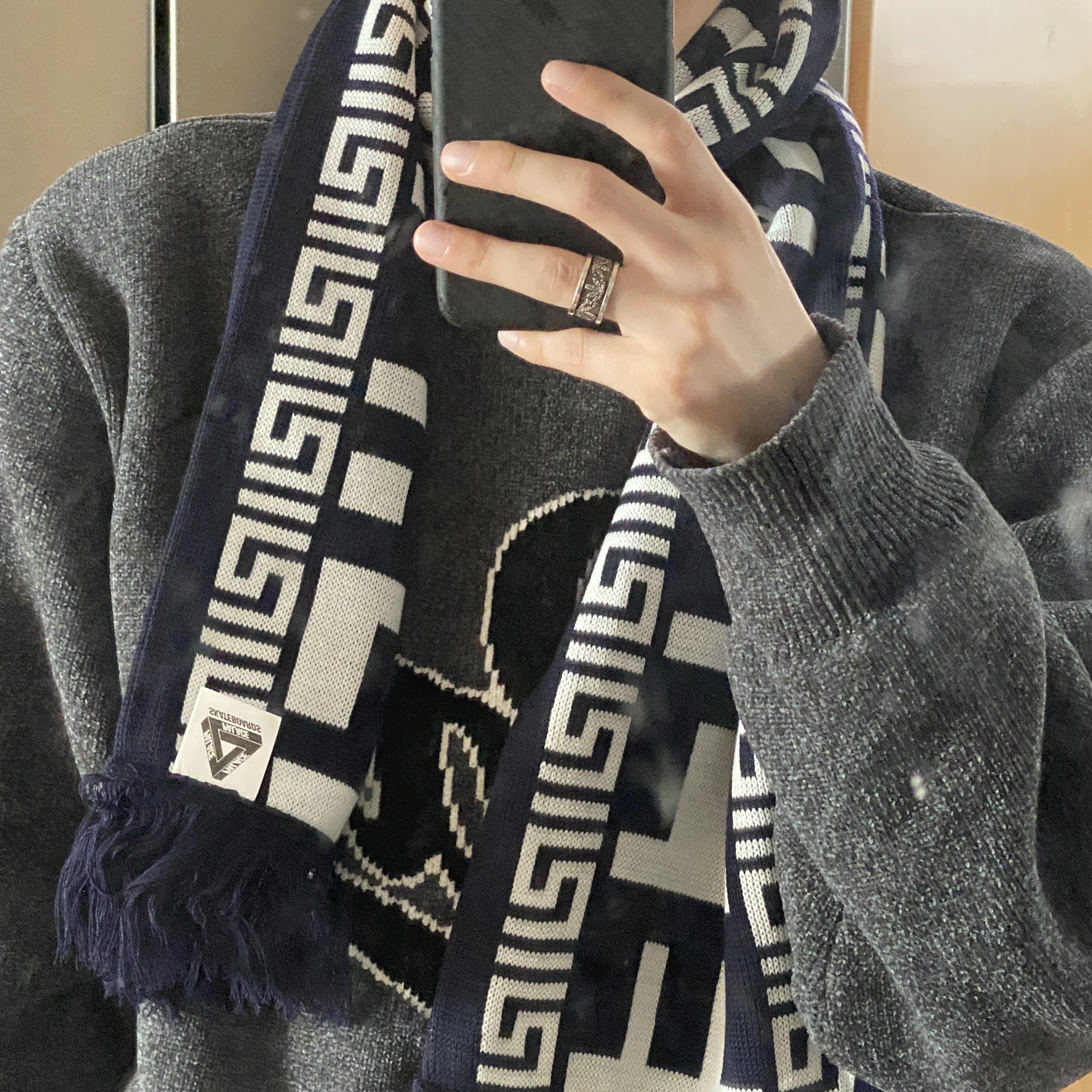 Palace Script Knit Metalico - 23FW, Palace Major Fret Scarf Navy Cream - 23FW 착용 스타일 - 1