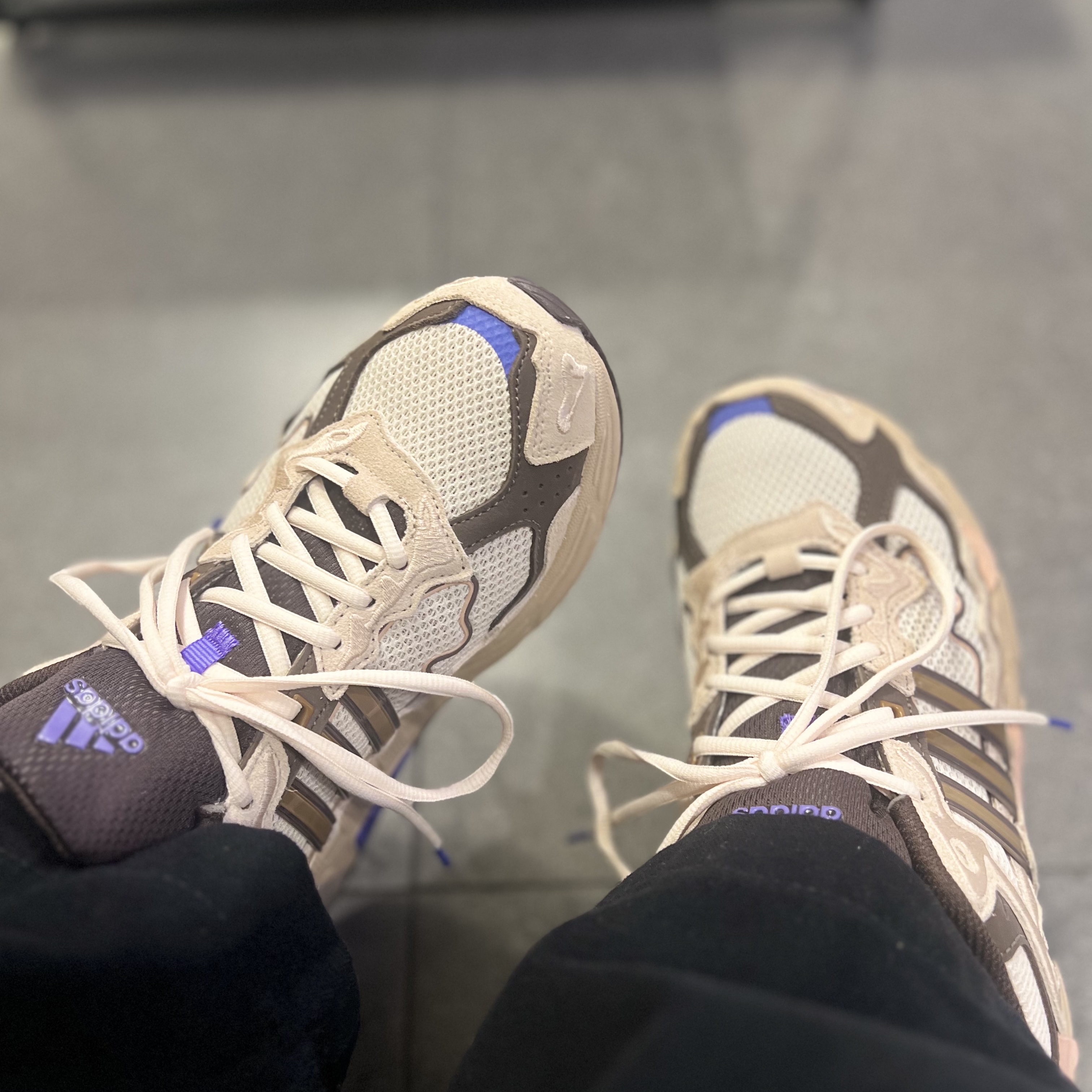 Adidas x Bad Bunny Response CL Ecru Tint 착용 스타일