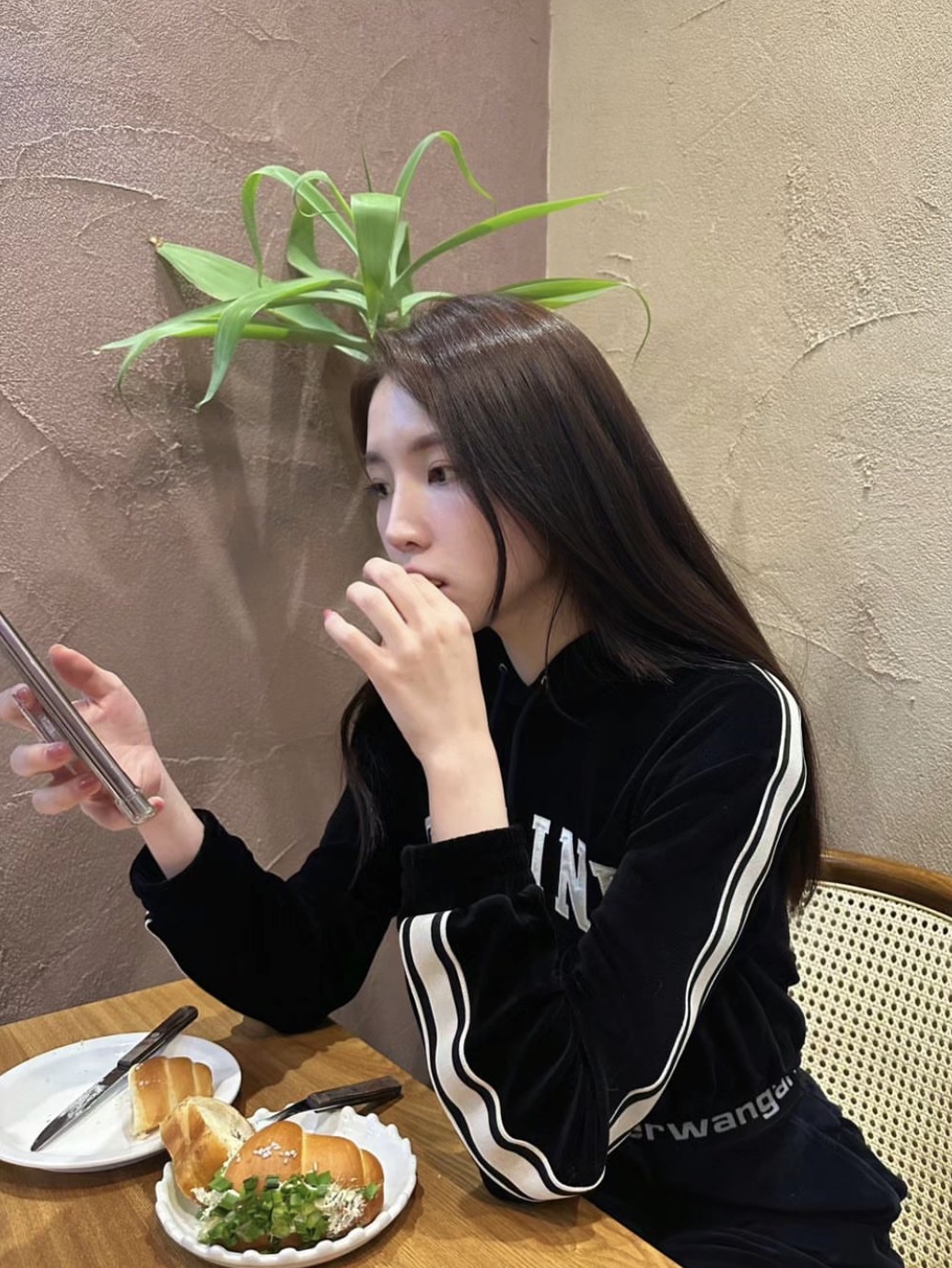 (W) Alexander Wang Logo Elastic Jogger in Stretch Corduroy Black 착용 스타일