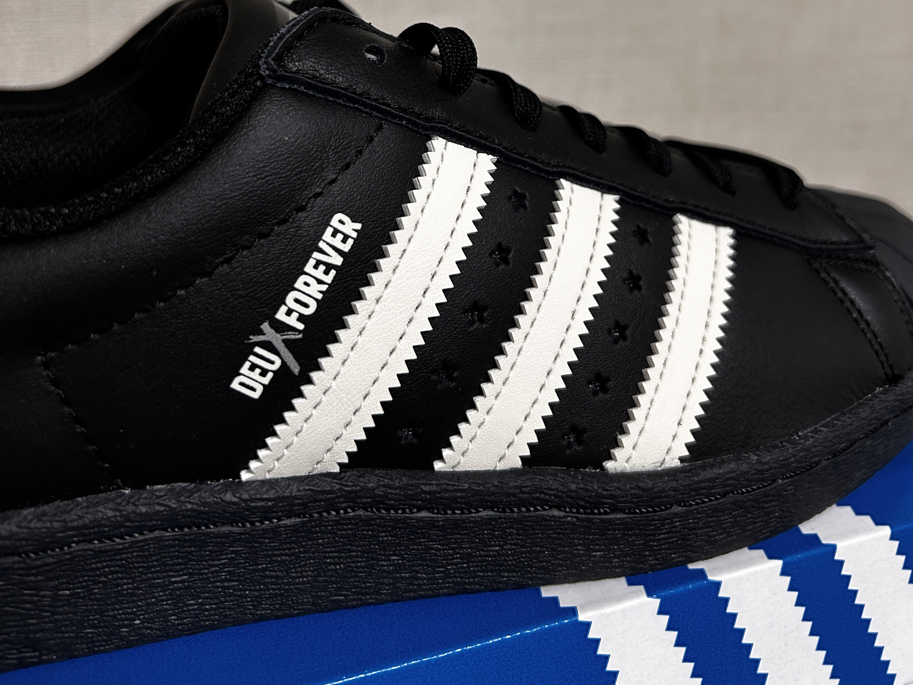 Adidas x Deux Superstar 80s Core Black Off White 착용 스타일 - 2