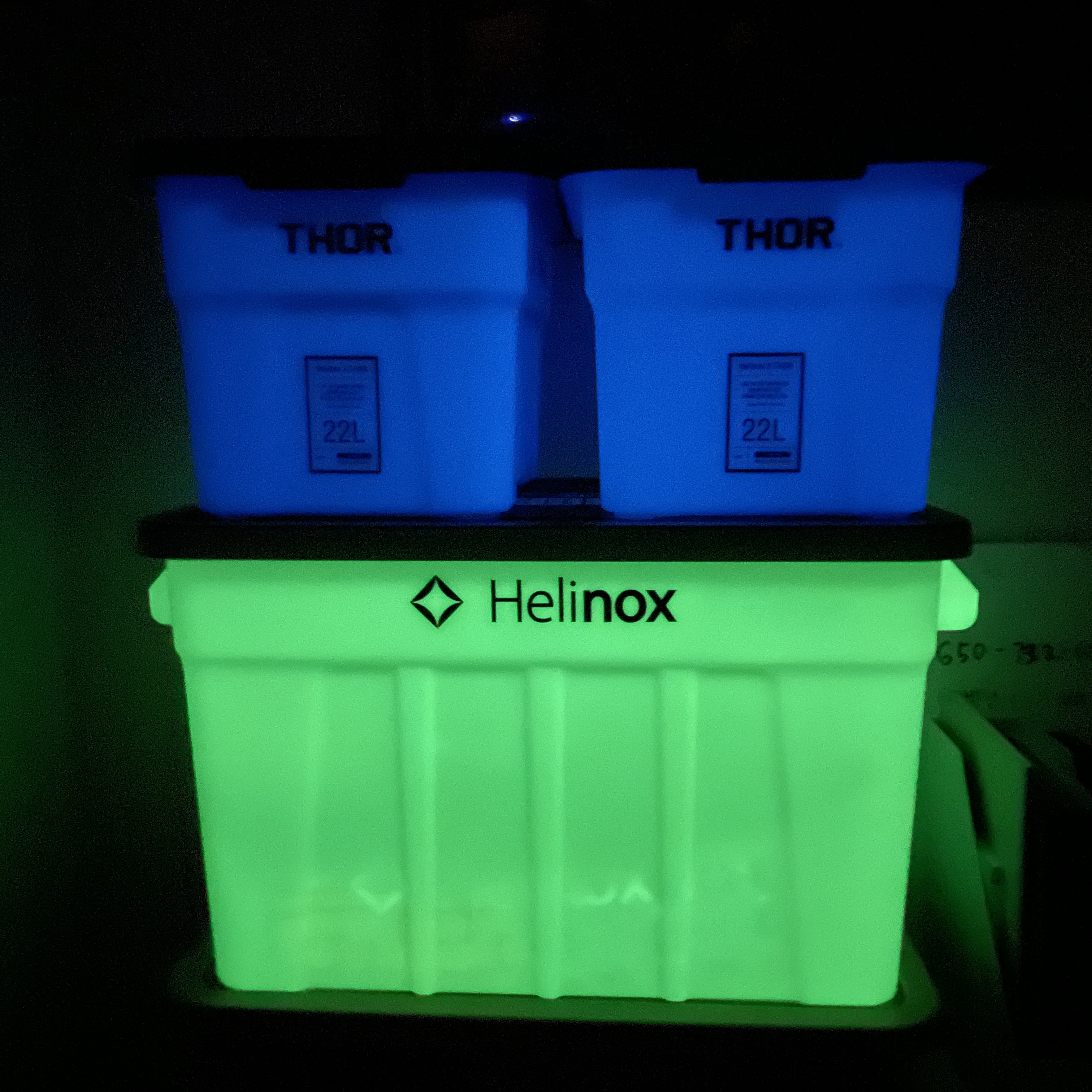 Helinox x Thor Glow Edition 22L Container Glow Blue, Helinox x Thor Glow Edition 75L Container Glow Green 착용 스타일