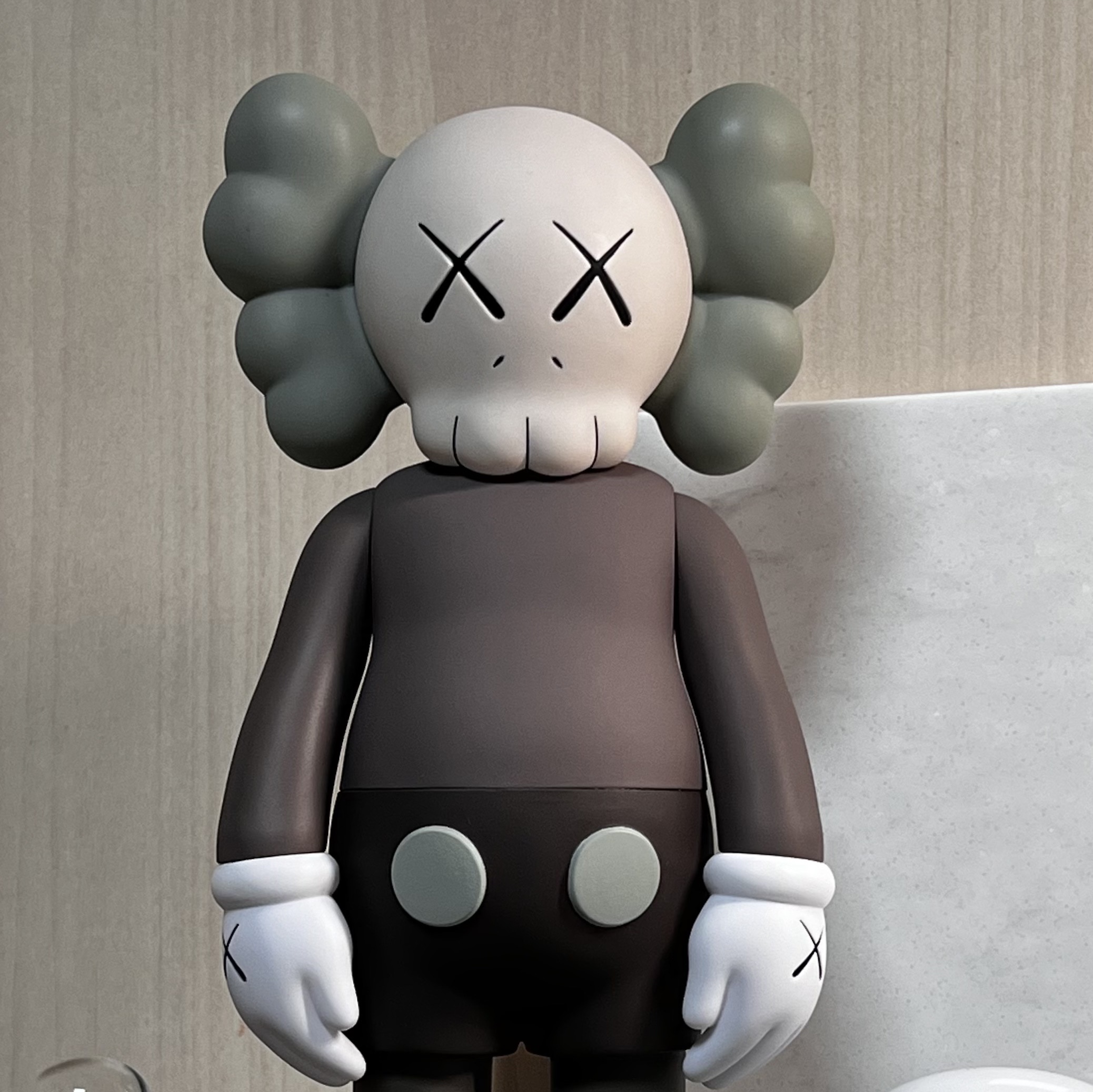 Kaws Companion Open Edition Vinyl Figure Brown 착용 스타일
