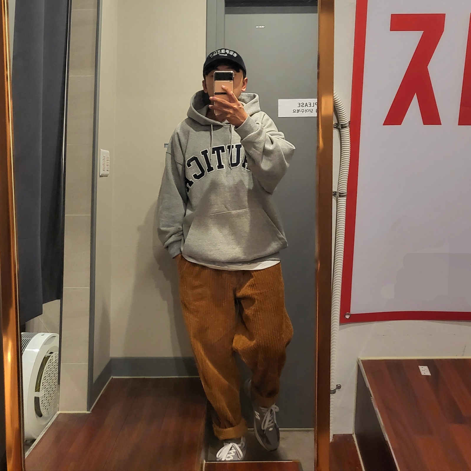 Supreme x Nike Arc Corduroy 6-Panel Black - 22SS, New Balance 993 Made in USA Grey - D Standard 착용 스타일 - 1