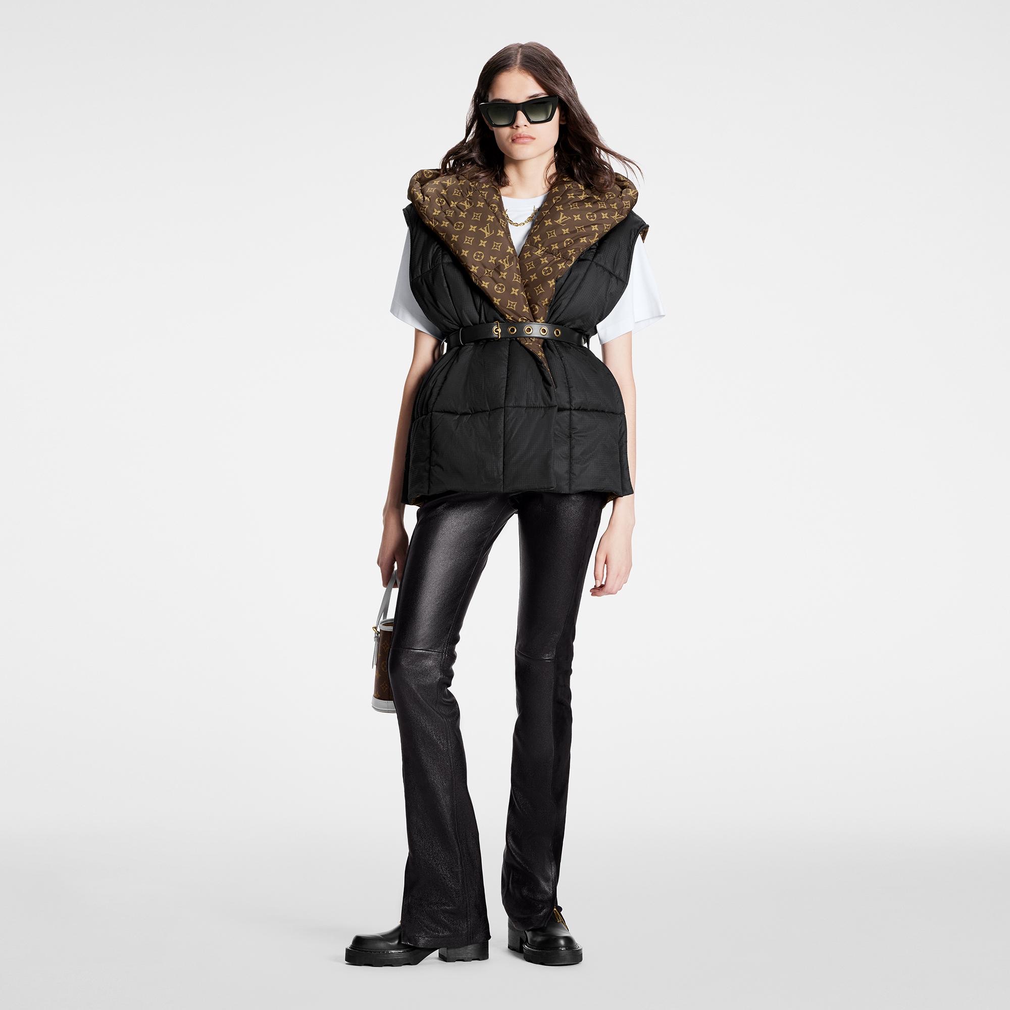 (W) Louis Vuitton Sleeveless Pillow Puffer Wrap Jacket Black 착용 스타일 - 1