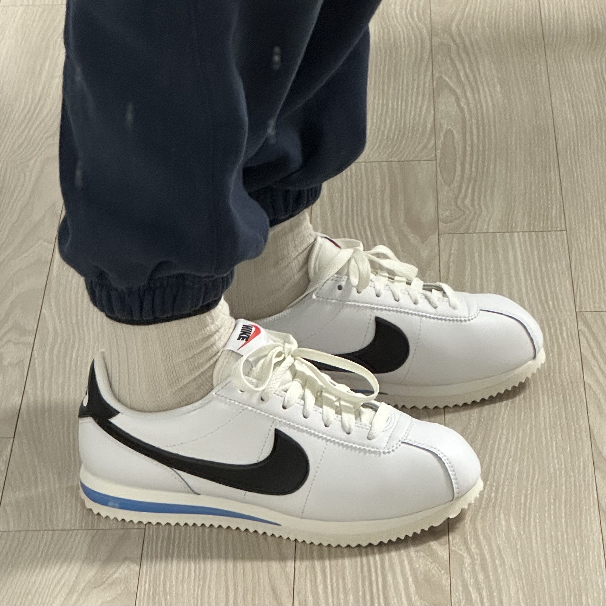 (W) Nike Cortez White and Black 착용 스타일 - 2