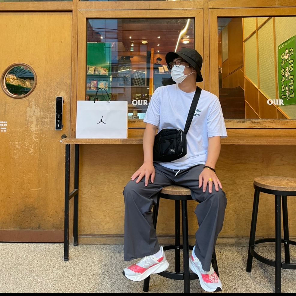 Nike x Stussy NRG FL Storm-Fit Bucket Hat Black, New Balance x Stone Island x Tokyo Design Studio FuelCell RC Elite v2 SI Red 착용 스타일