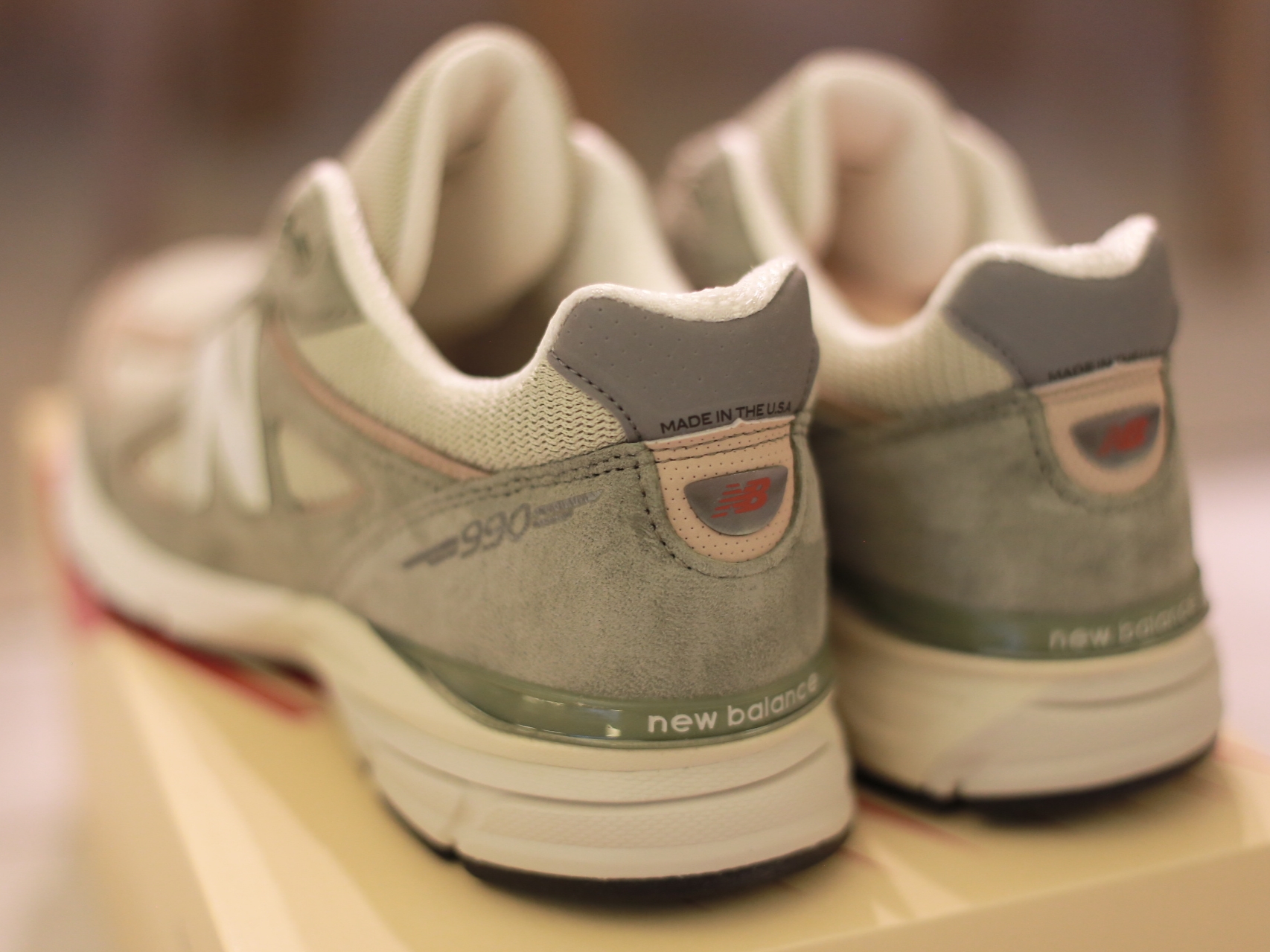 New Balance 990v4 Made in USA Olive Incense 착용 스타일 - 3