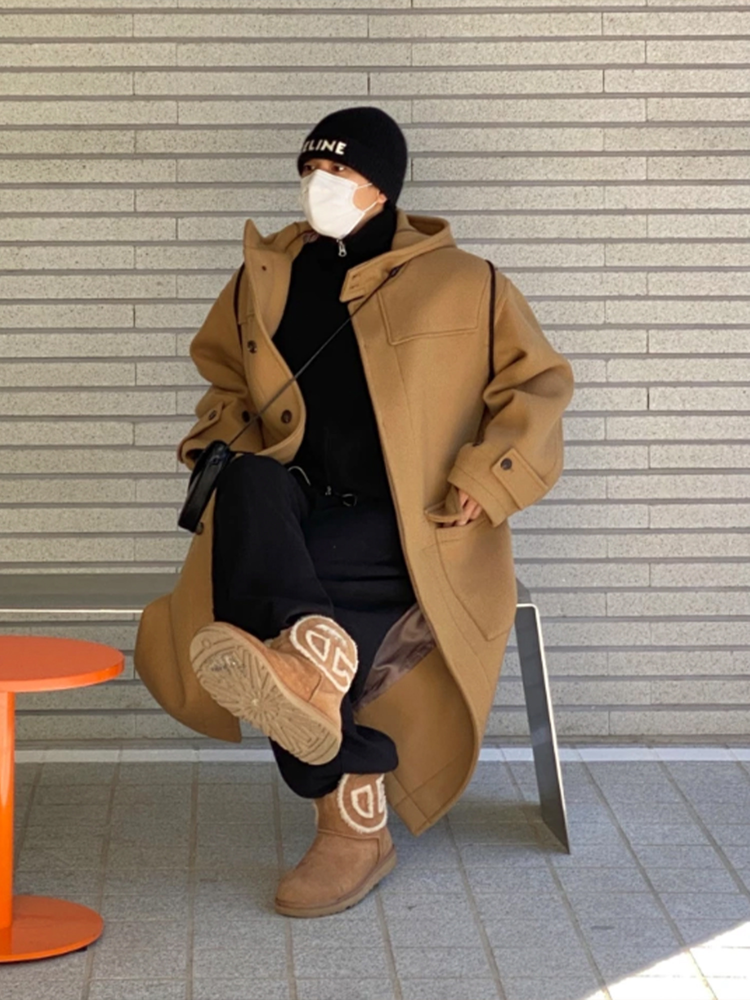 Celine Embroidered Knit Wool Beanie Black, (W) UGG Classic Mini II Boots Chestnut 착용 스타일 - 4