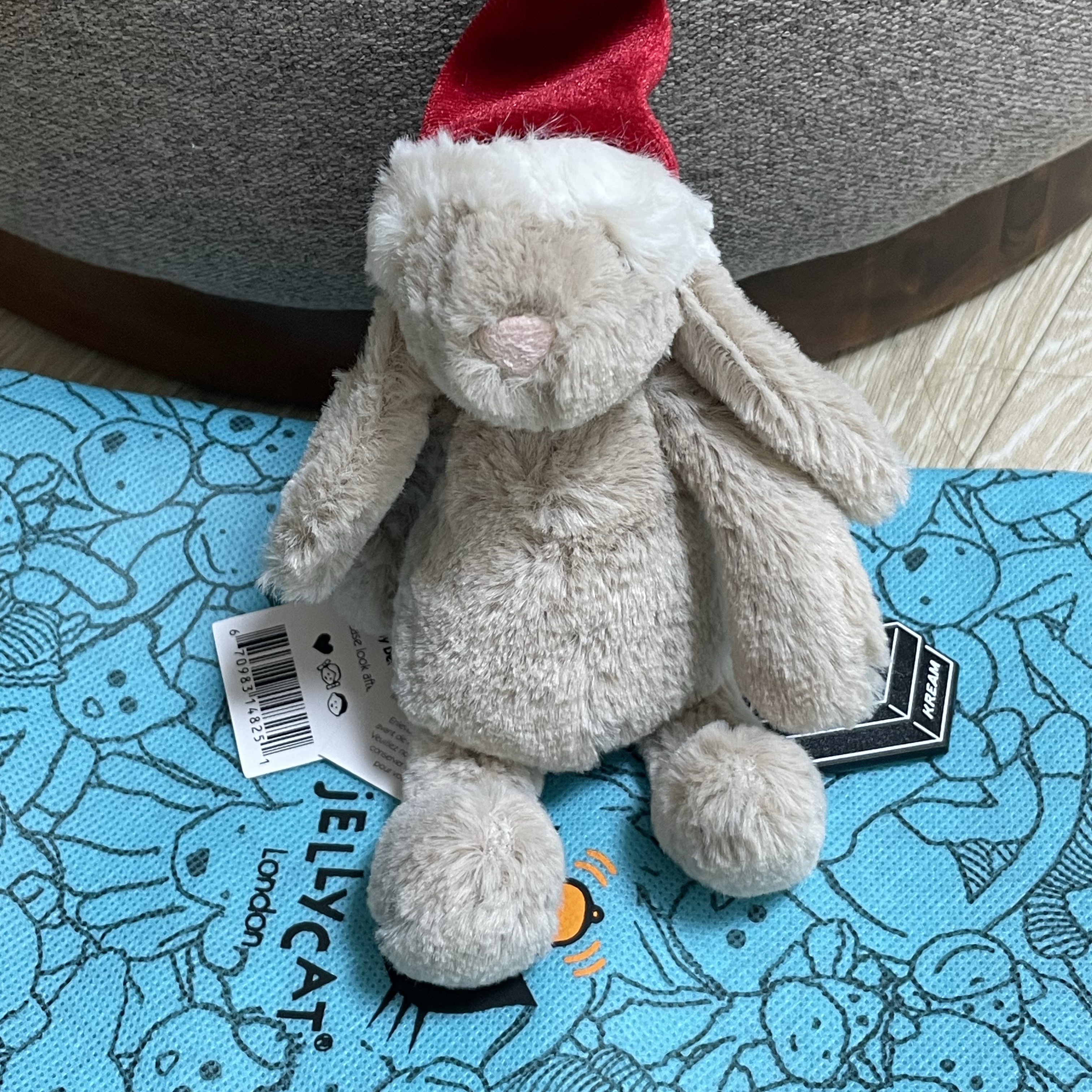 Jellycat Bashful Christmas Bunny Decoration Praline 착용 스타일