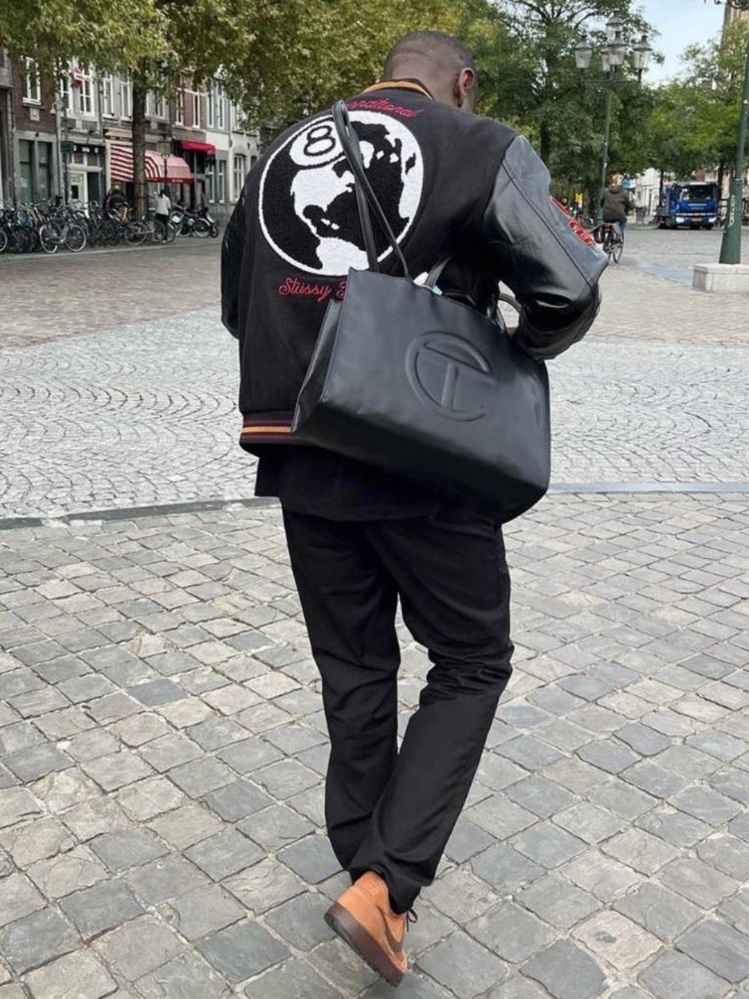Telfar x Eastpak Small Duffle Bag Yellow, Apple AirPods Max Lightning Silver (Korean Ver.) 착용 스타일 - 3
