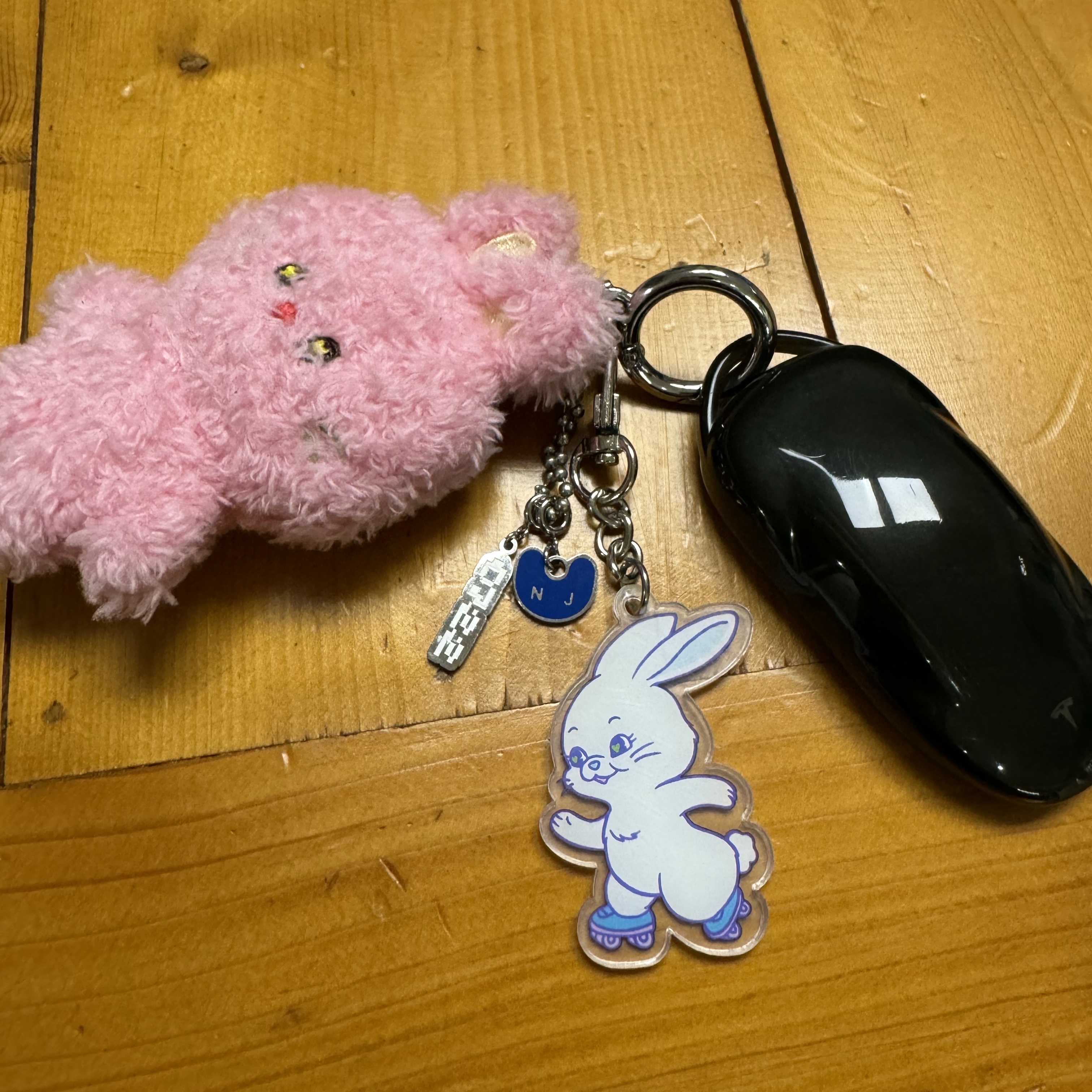 NewJeans Tokki Keyring White 착용 스타일