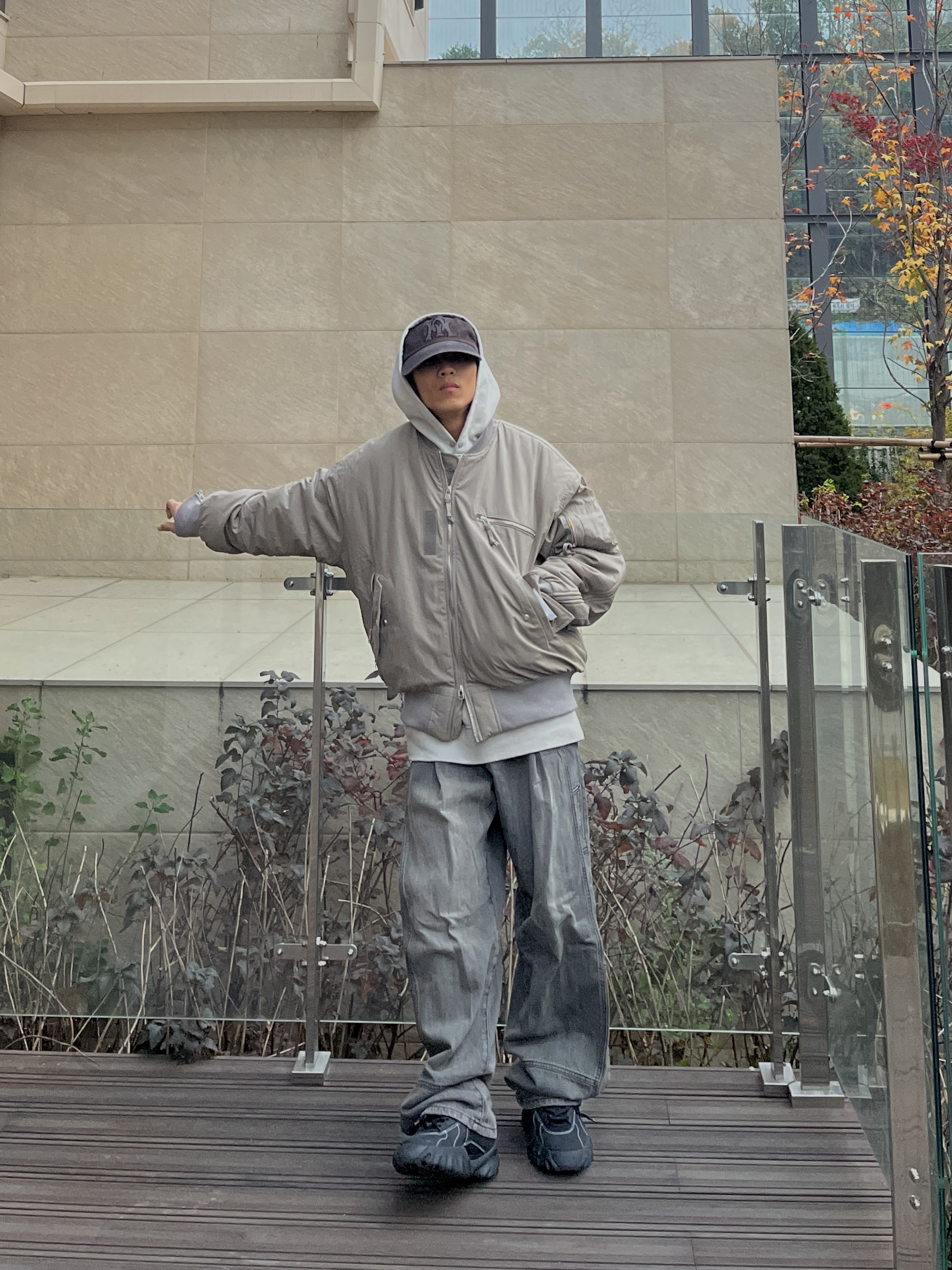 Oakley Factory Team x Brain Dead Chop Saw Black, Grailz Multi Zipper Bomber Jacket Taupe 착용 스타일 - 1