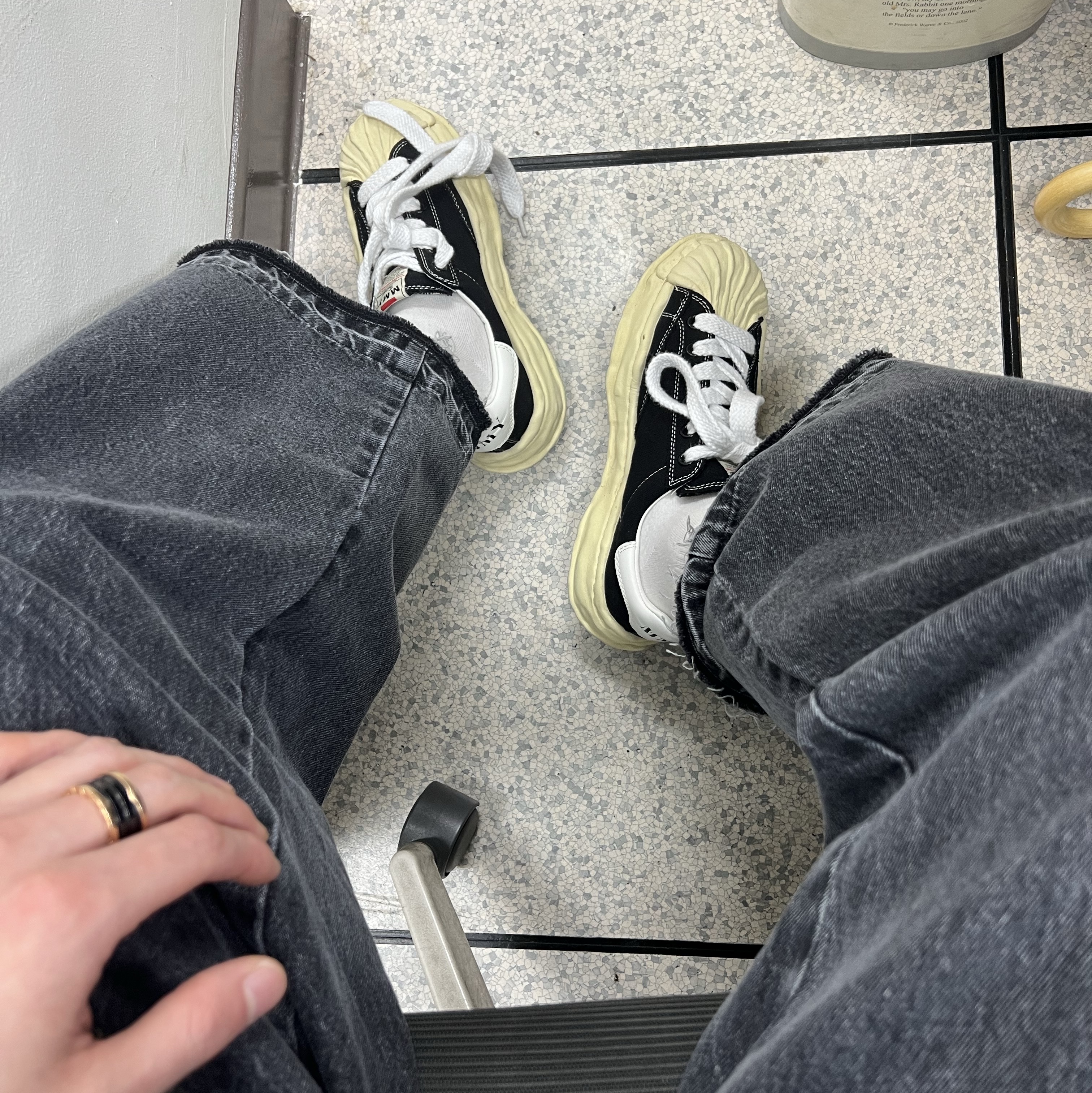 Maison Mihara Yasuhiro Blakey VL OG Sole Canvas Low-top Sneakers Black 착용 스타일
