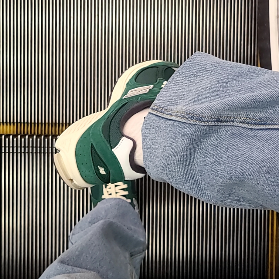 New Balance 2002R Nightwatch Green 착용 스타일