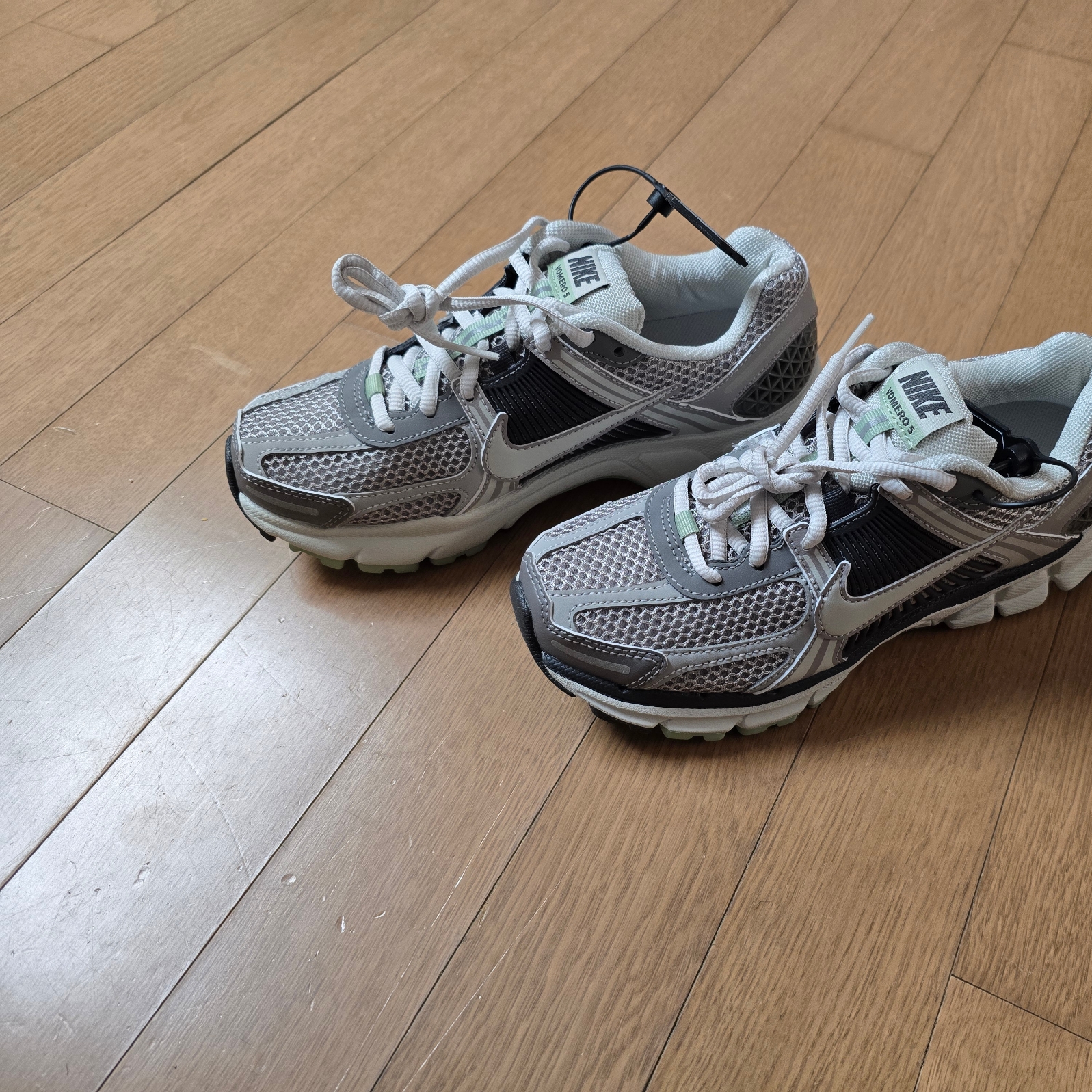 (W) Nike Zoom Vomero 5 Cobblestone and Flat Pewter 착용 스타일