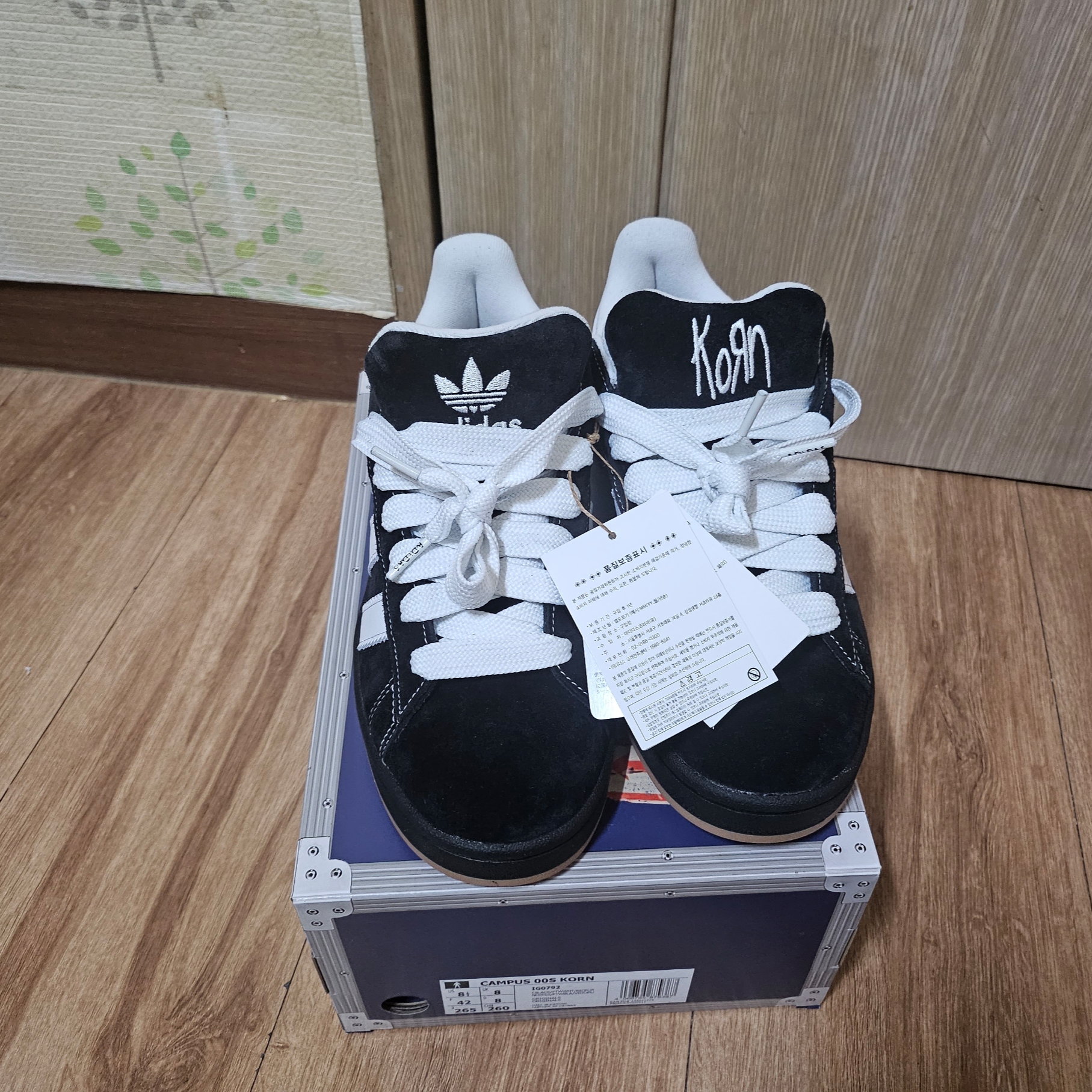 Adidas x KoRn Campus 00s Core Black Cloud White 착용 스타일 - 3
