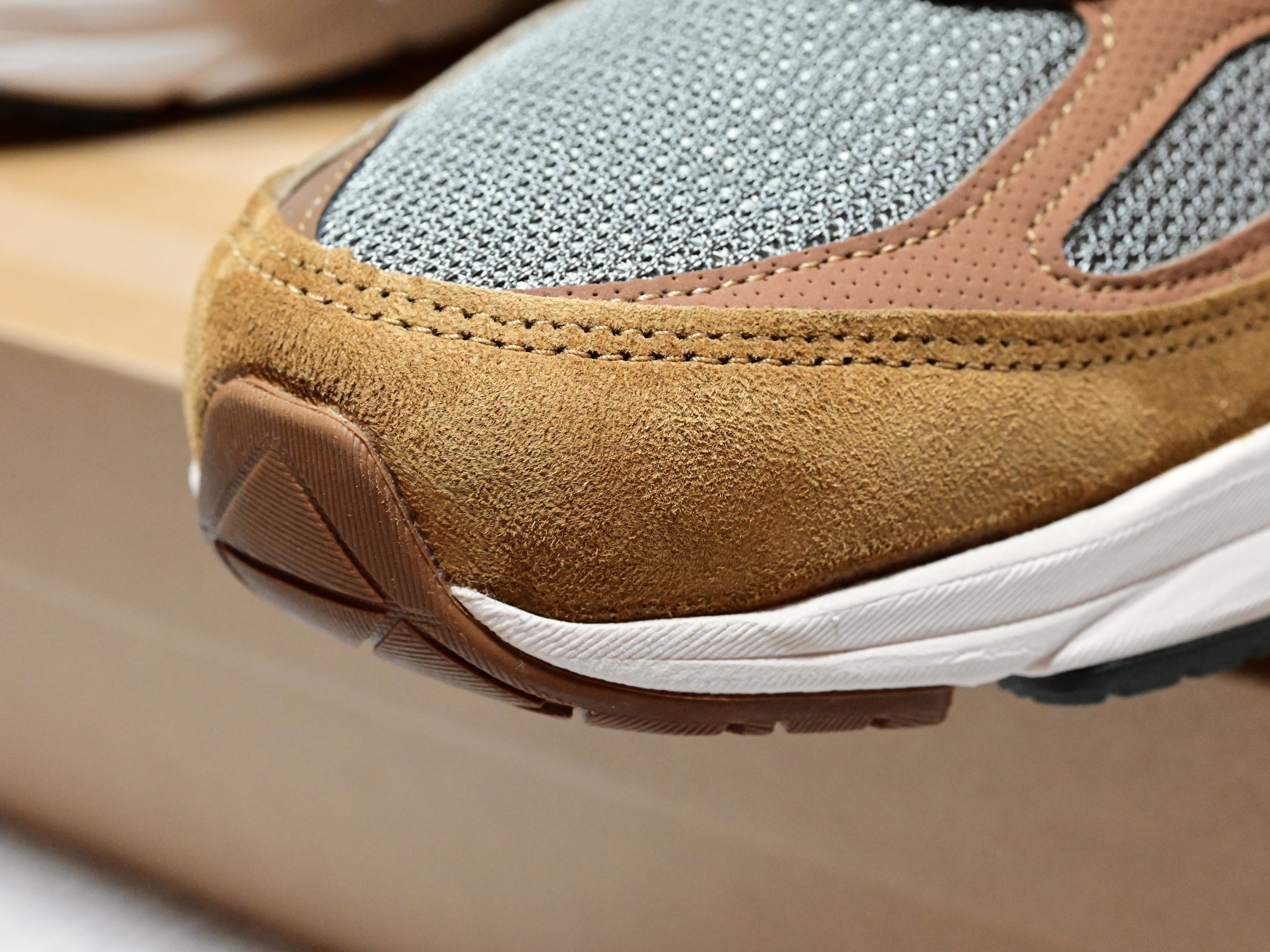 New Balance x Carhartt WIP 990v6 Made in USA Hamilton Brown Military Green 착용 스타일 - 5