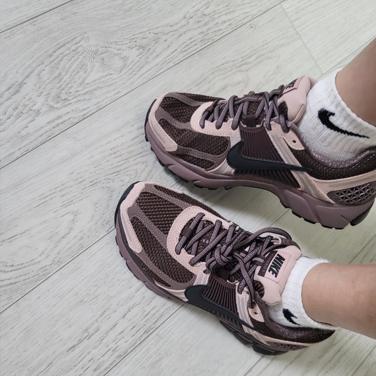 (W) Nike Zoom Vomero 5 Pink Oxford and Plum Eclipse 착용 스타일 - 3