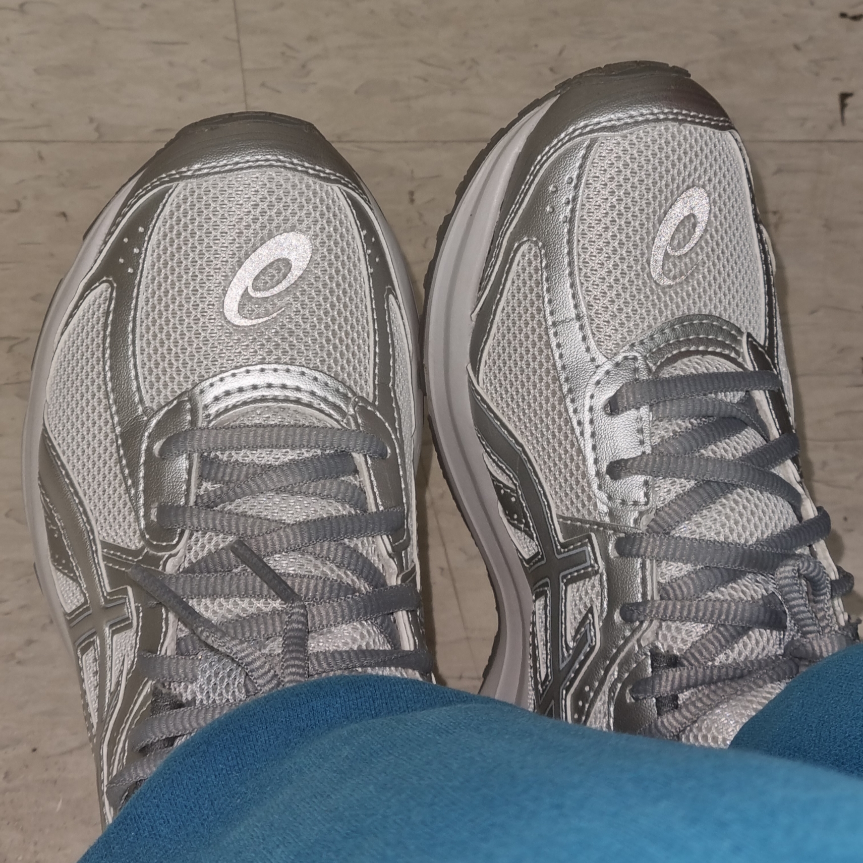 Asics Jog 100 S SMU Glacier Grey Pure Silver - 2E Wide 착용 스타일