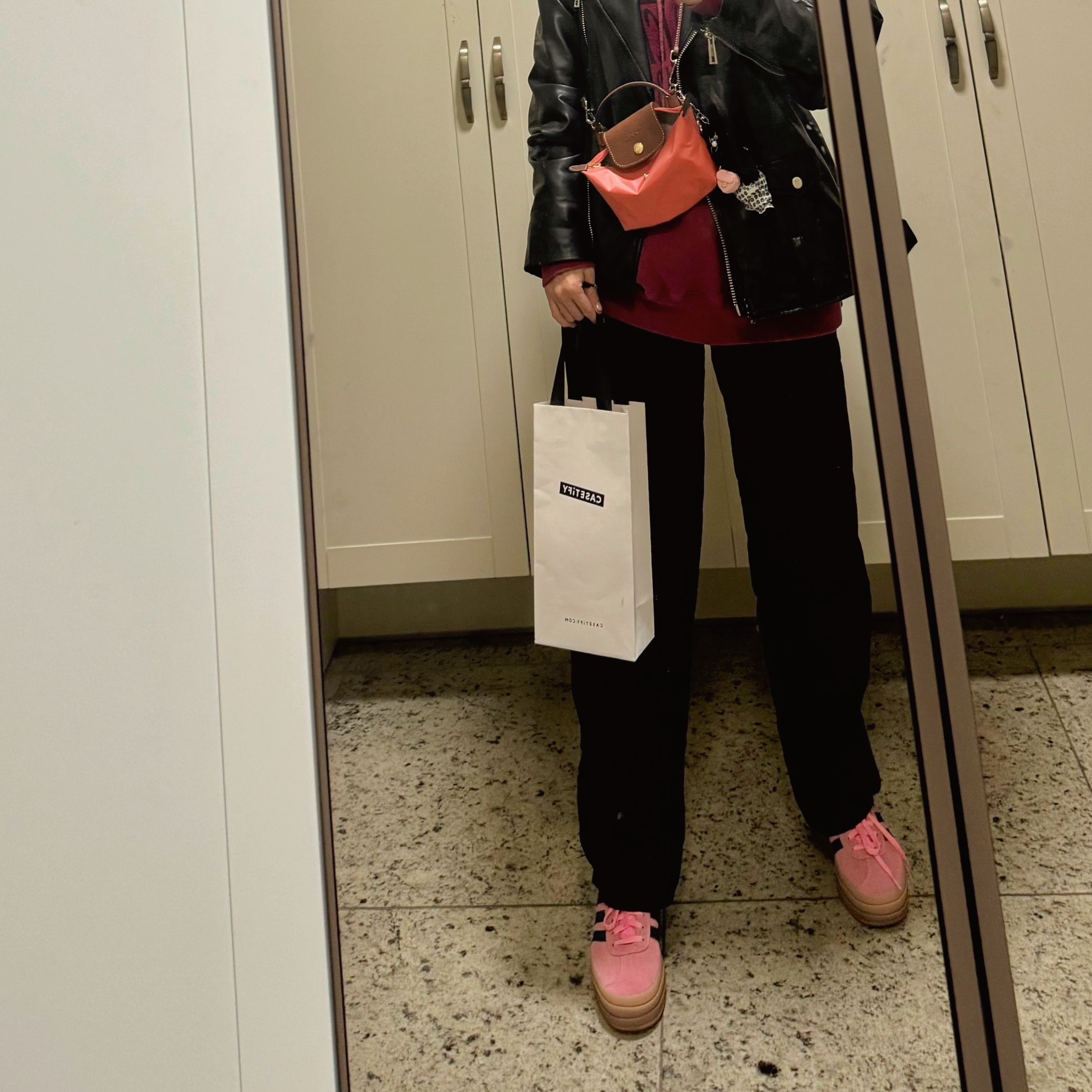(W) Adidas Gazelle Bold Pink Glow Victory Blue, Monamhee x 10 Corso Como Bianco Keyring Black 착용 스타일 - 2