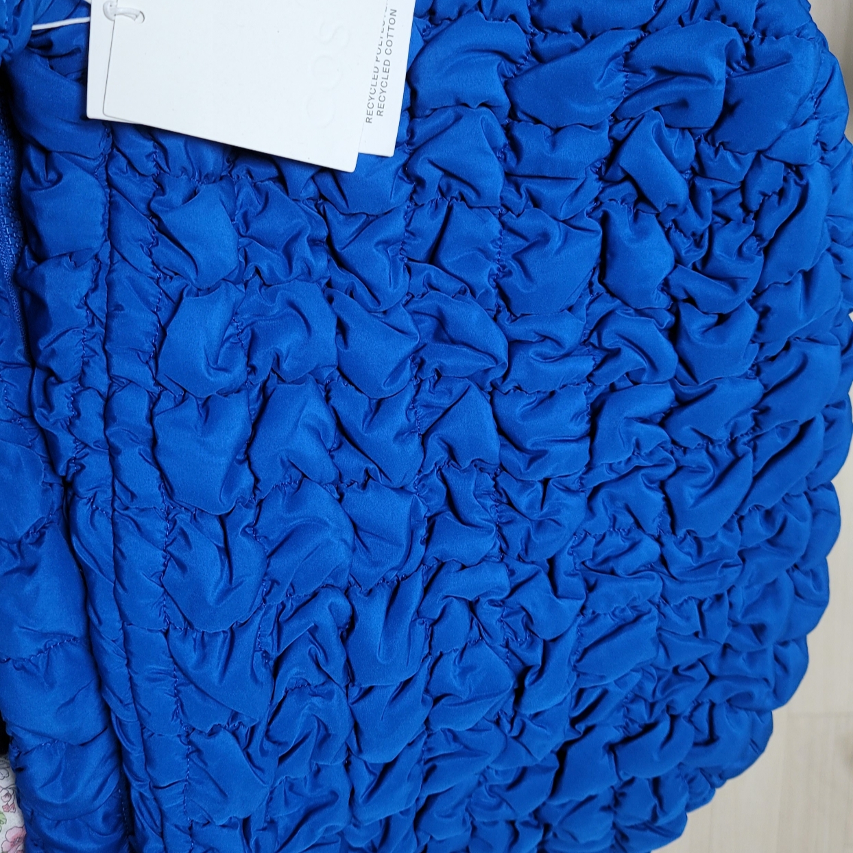 COS Quilted Oversized Shoulder Bag Blue 착용 스타일 - 2
