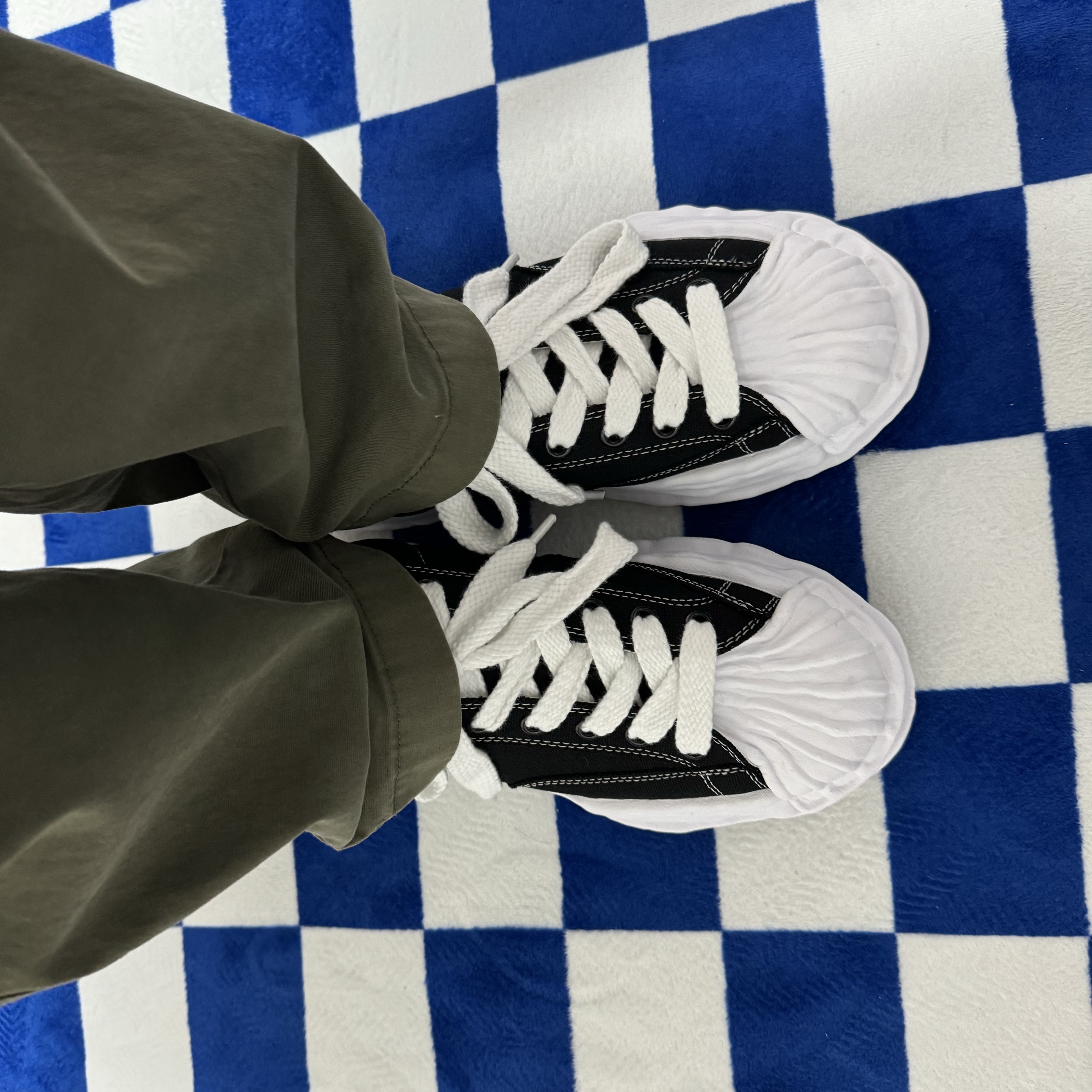 Maison Mihara Yasuhiro Blakey OG Sole Canvas Low-top Sneakers Black White 착용 스타일 - 1