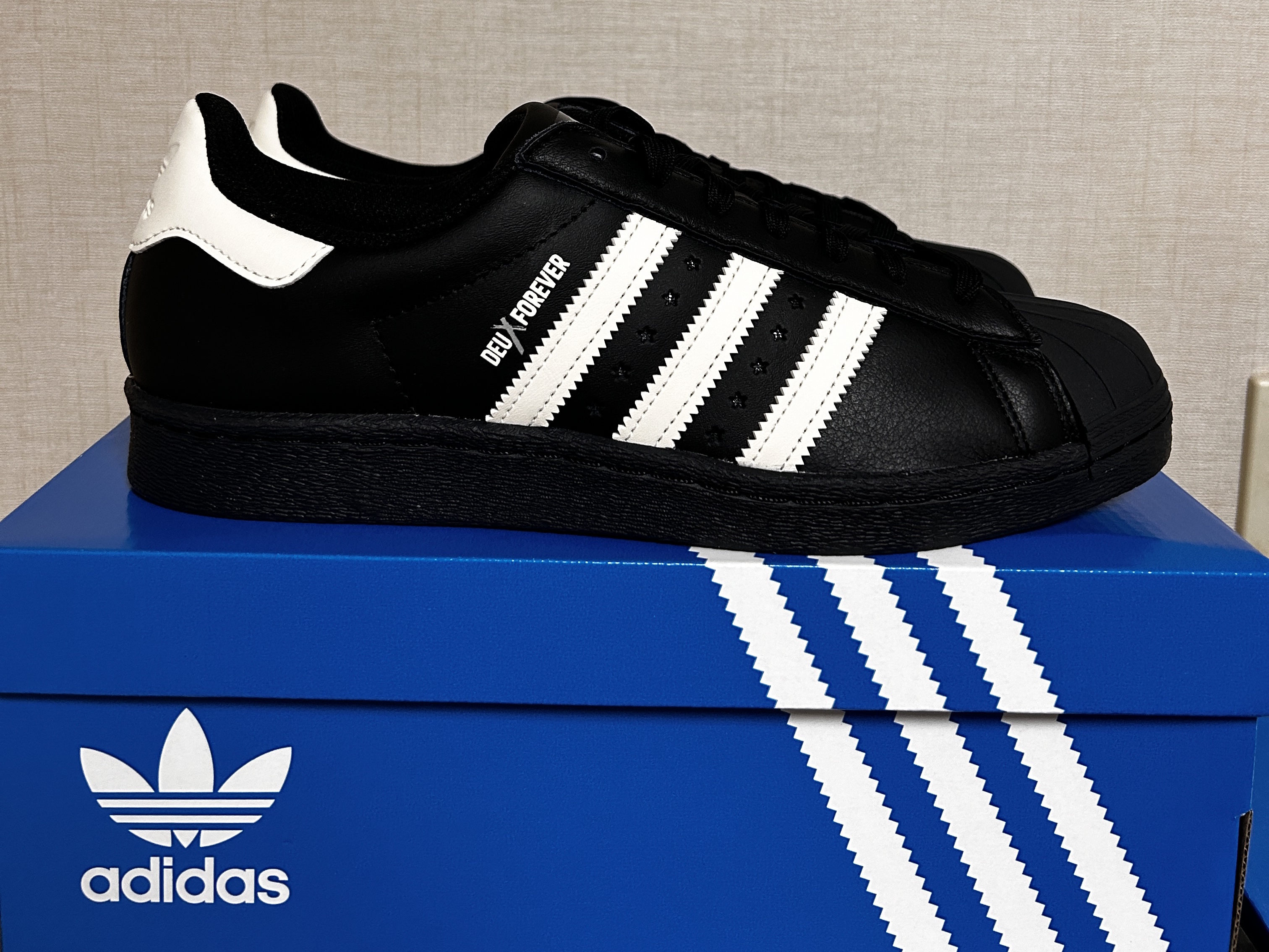 Adidas x Deux Superstar 80s Core Black Off White 착용 스타일 - 1