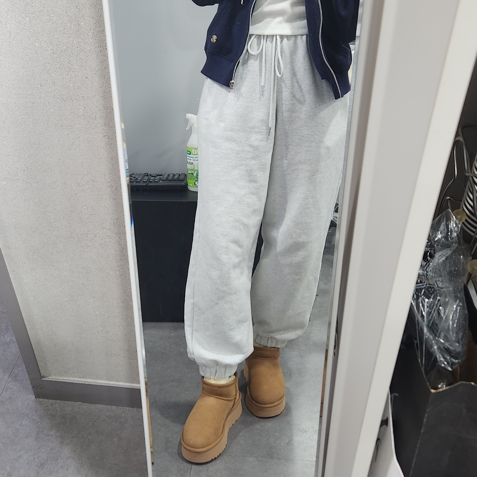 (W) UGG Classic Ultra Mini Platform Boots Chestnut 착용 스타일 - 1