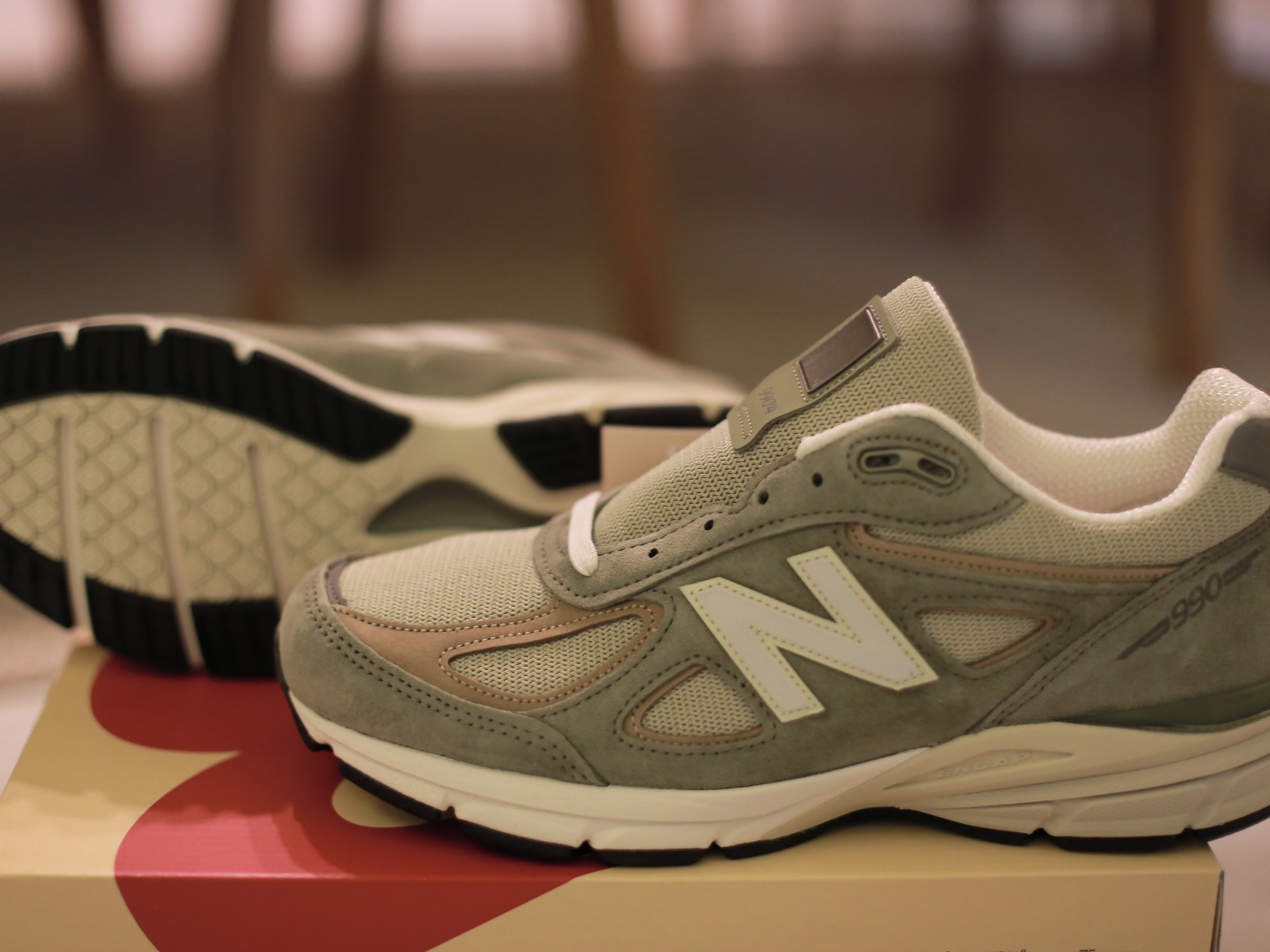 New Balance 990v4 Made in USA Olive Incense 착용 스타일 - 4