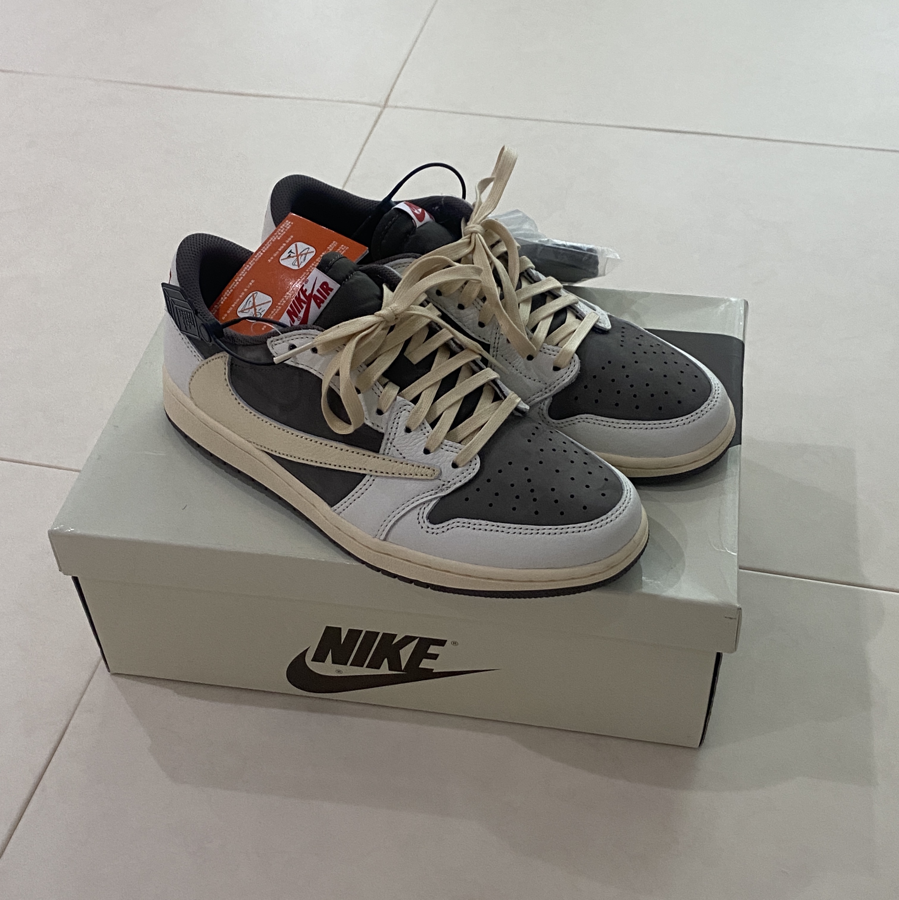 Jordan 1 x Travis Scott Retro Low OG SP Sail and Ridgerock 착용 스타일