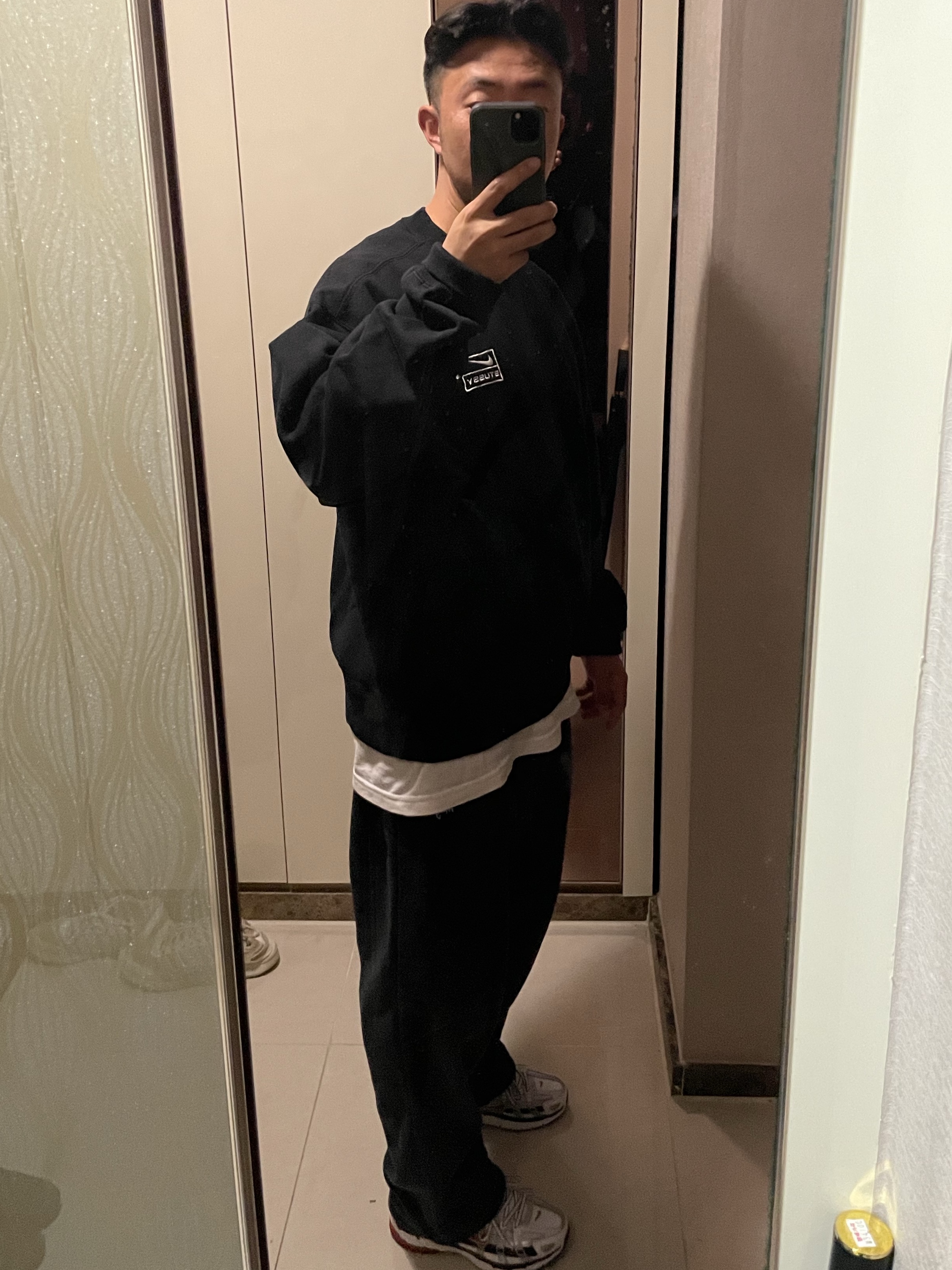 Nike x Stussy NRG Washed Fleece Crewneck Black (DO5310-010), (W) Nike P-6000 Metallic Silver Red 착용 스타일 - 1
