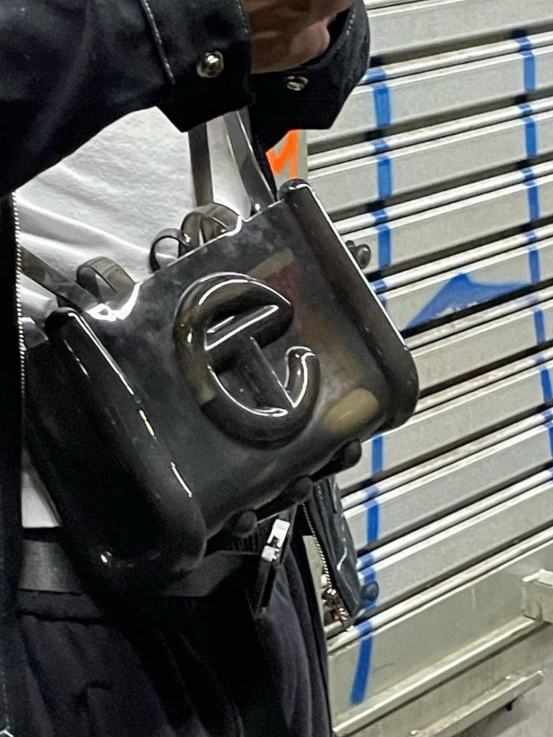 Telfar x Eastpak Small Duffle Bag Yellow, Apple AirPods Max Lightning Silver (Korean Ver.) 착용 스타일 - 4