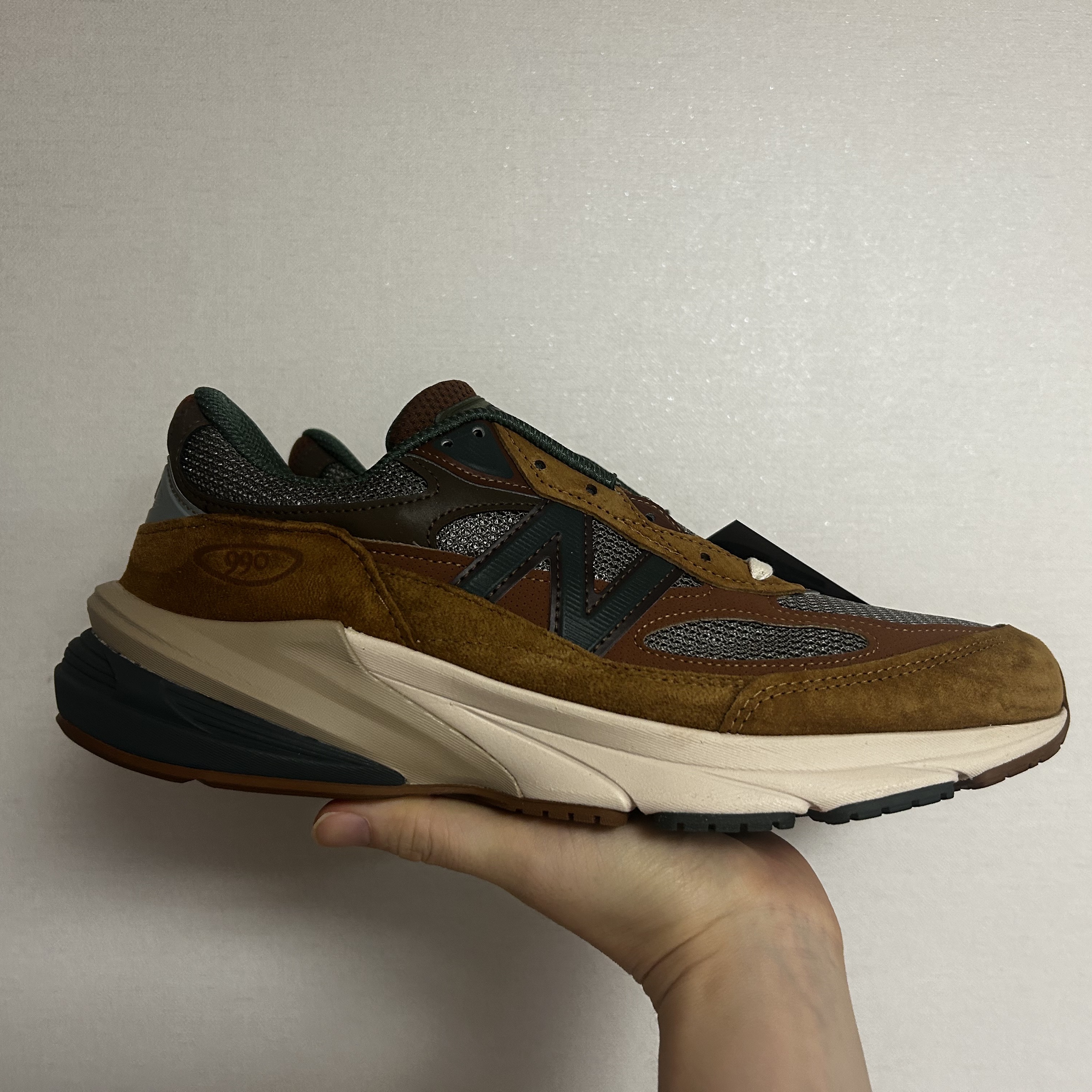 New Balance x Carhartt WIP 990v6 Made in USA Hamilton Brown Military Green 착용 스타일 - 1