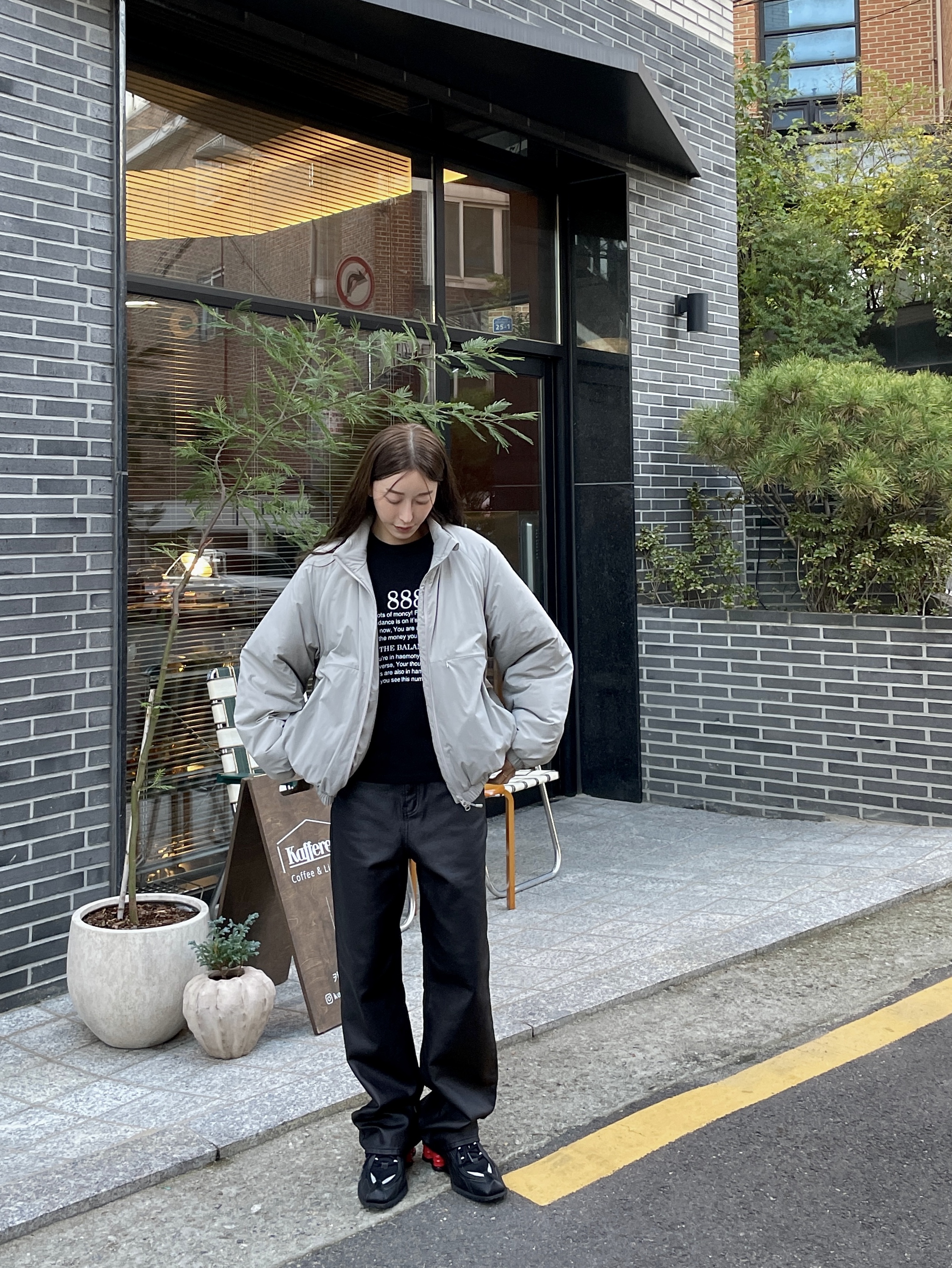 Nike x Martine Rose Shox MR4 Black 착용 스타일 - 5