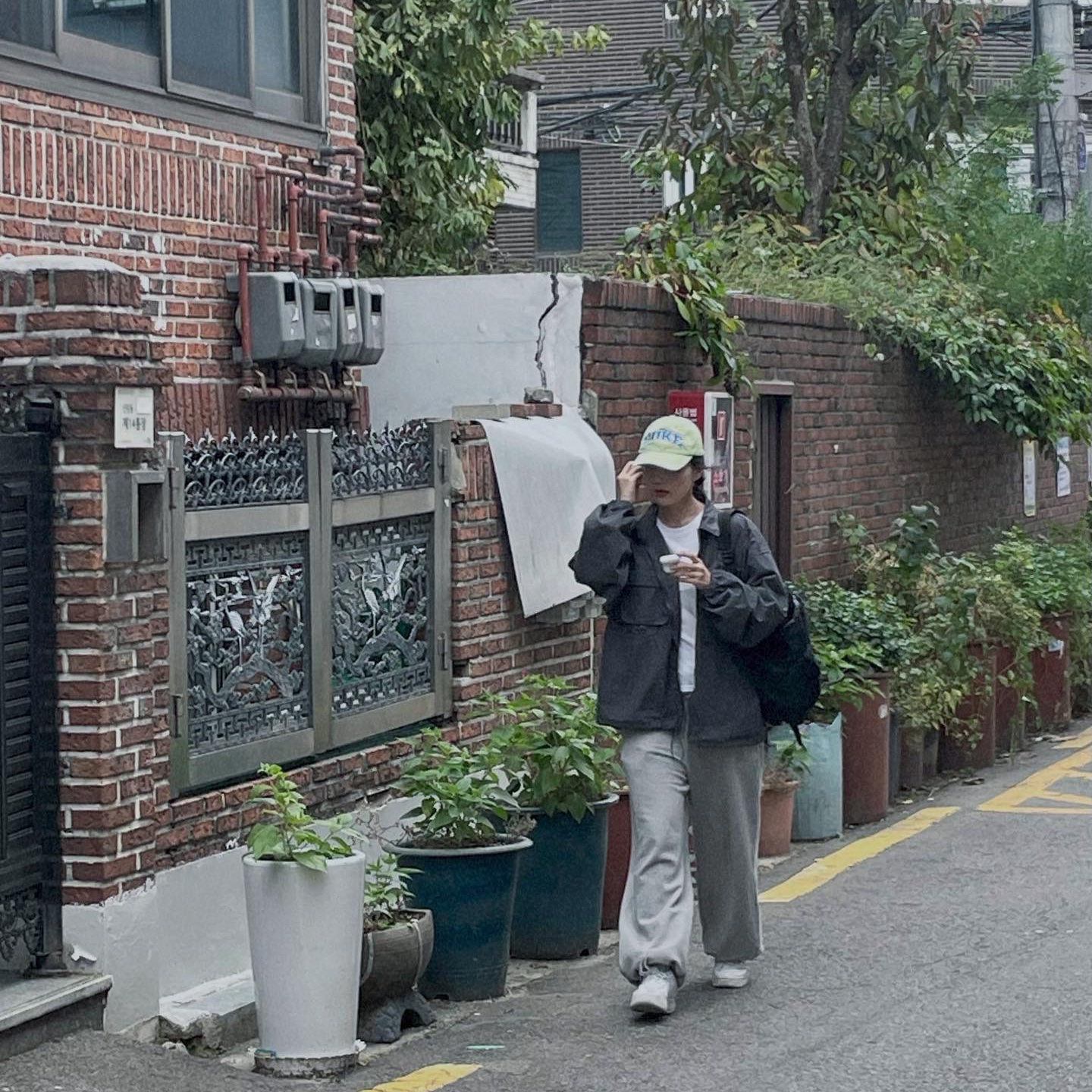 (W) Nike Air Force 1 Shadow Triple White, [예약 배송][KREAM 단독] Safarispot 1/2 Basic Safari T-Shirt White 착용 스타일 - 3