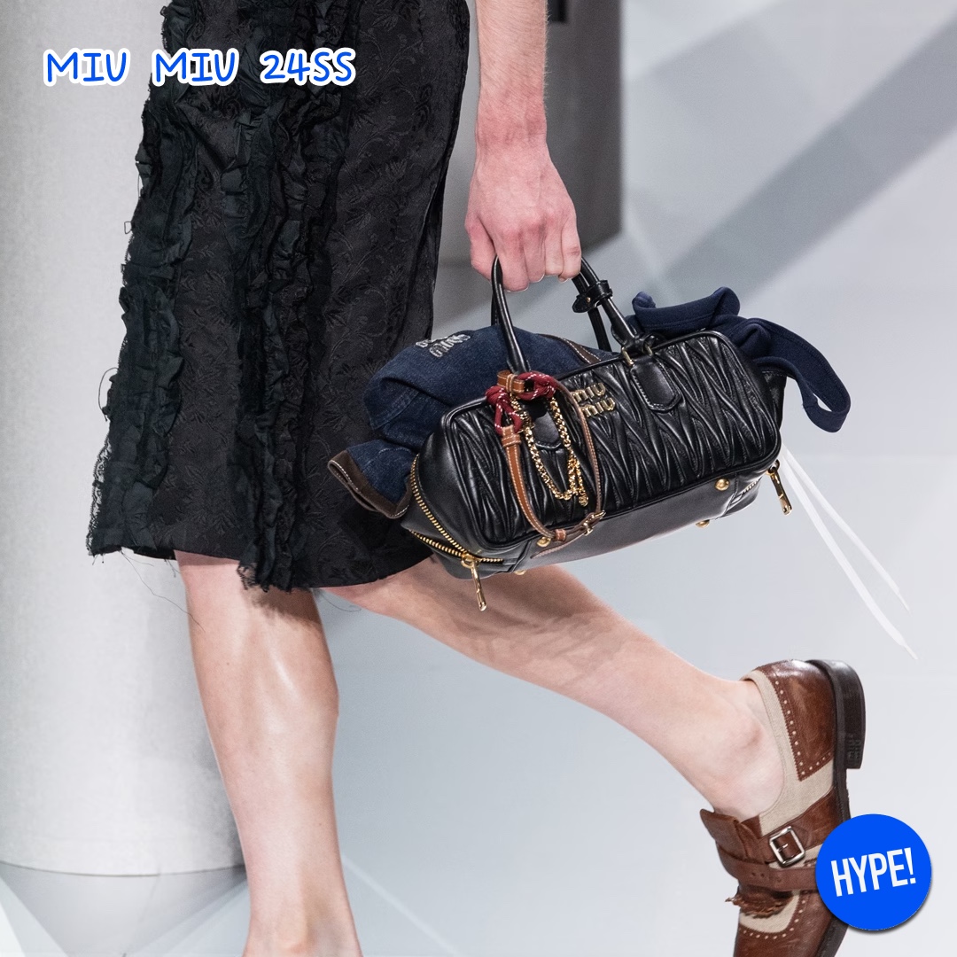 Hermes Rodeo PM Charm Milo & Noir Gold Bleu Zanzibar, Miu Miu Arcadie Matelasse Nappa Leather Bag Black 착용 스타일 - 6
