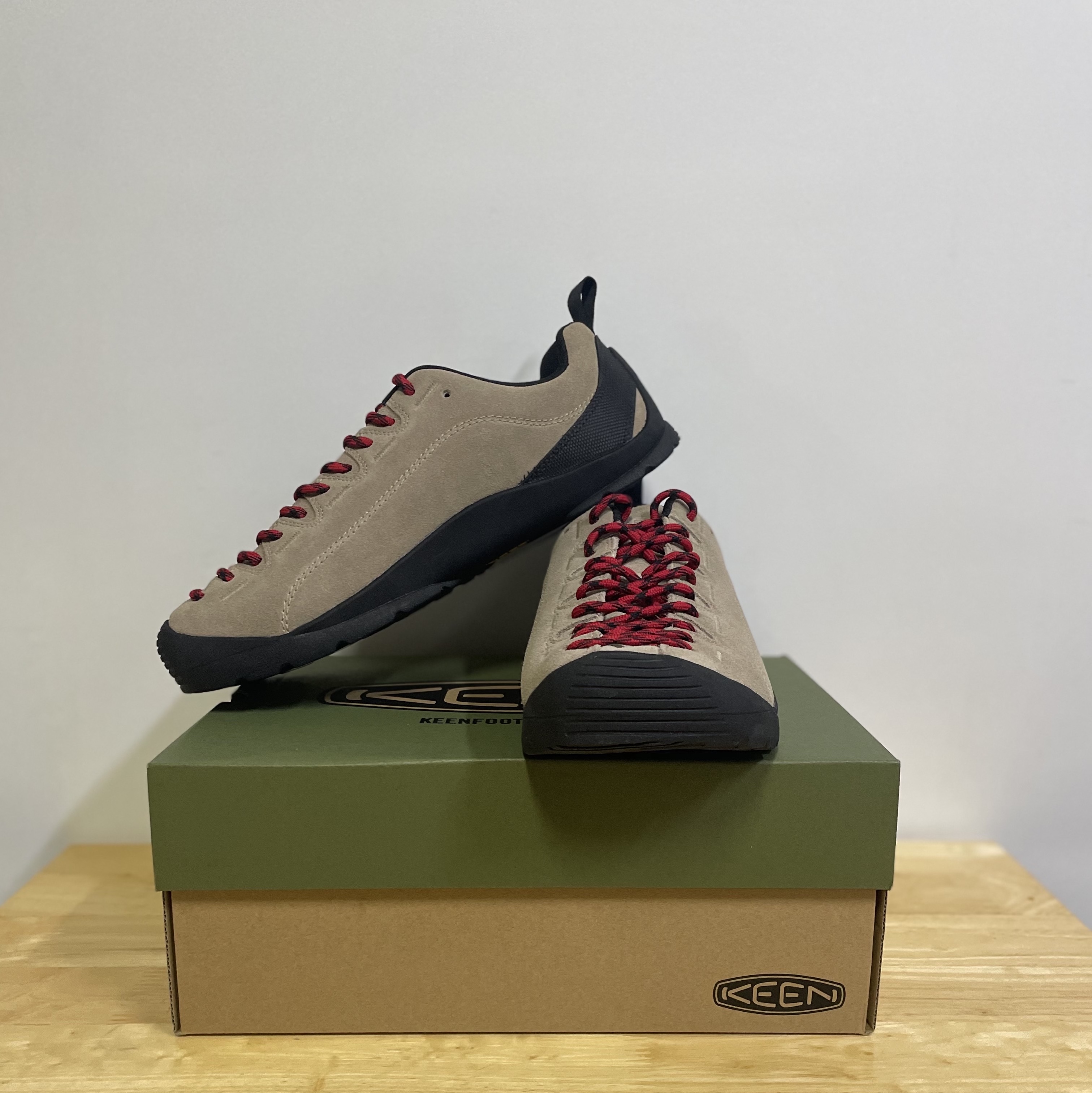 Keen Jasper Suede Sneakers Silver Mink 착용 스타일 - 2