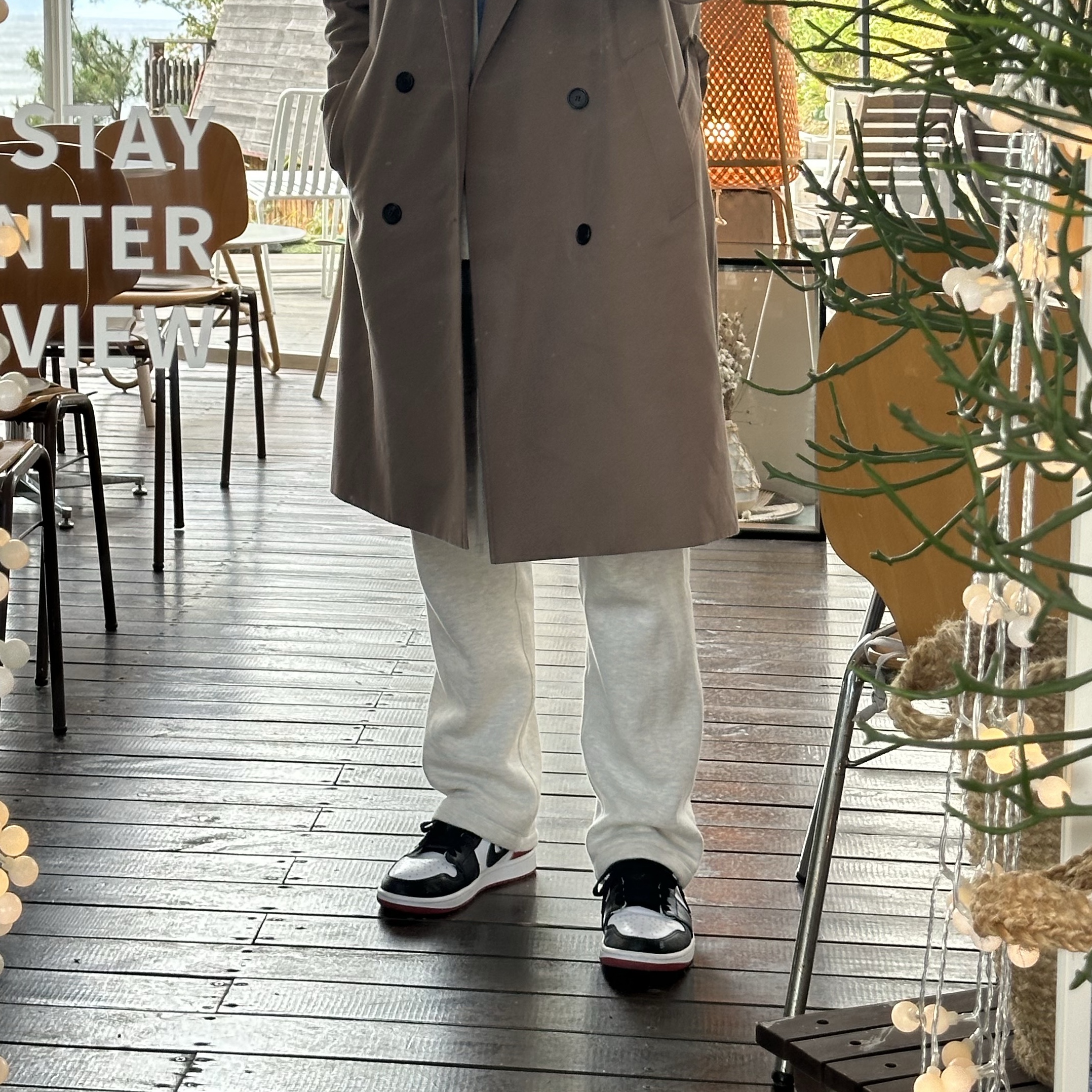 Essentials The Core Collection Relaxed Sweatpants Light Oatmeal, Jordan 1 Retro Low OG Black Toe 착용 스타일