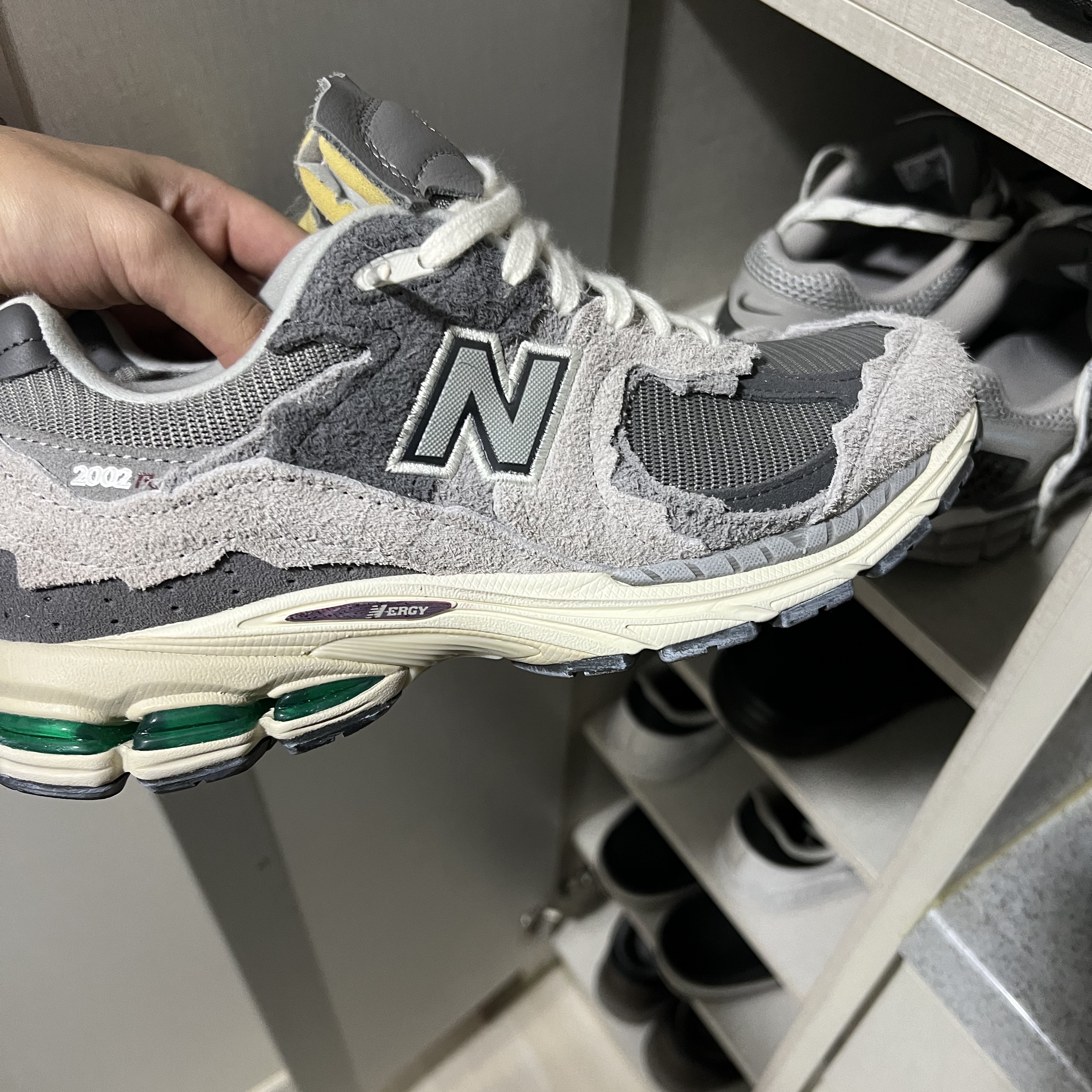 New Balance 2002R Protection Pack Rain Cloud 착용 스타일