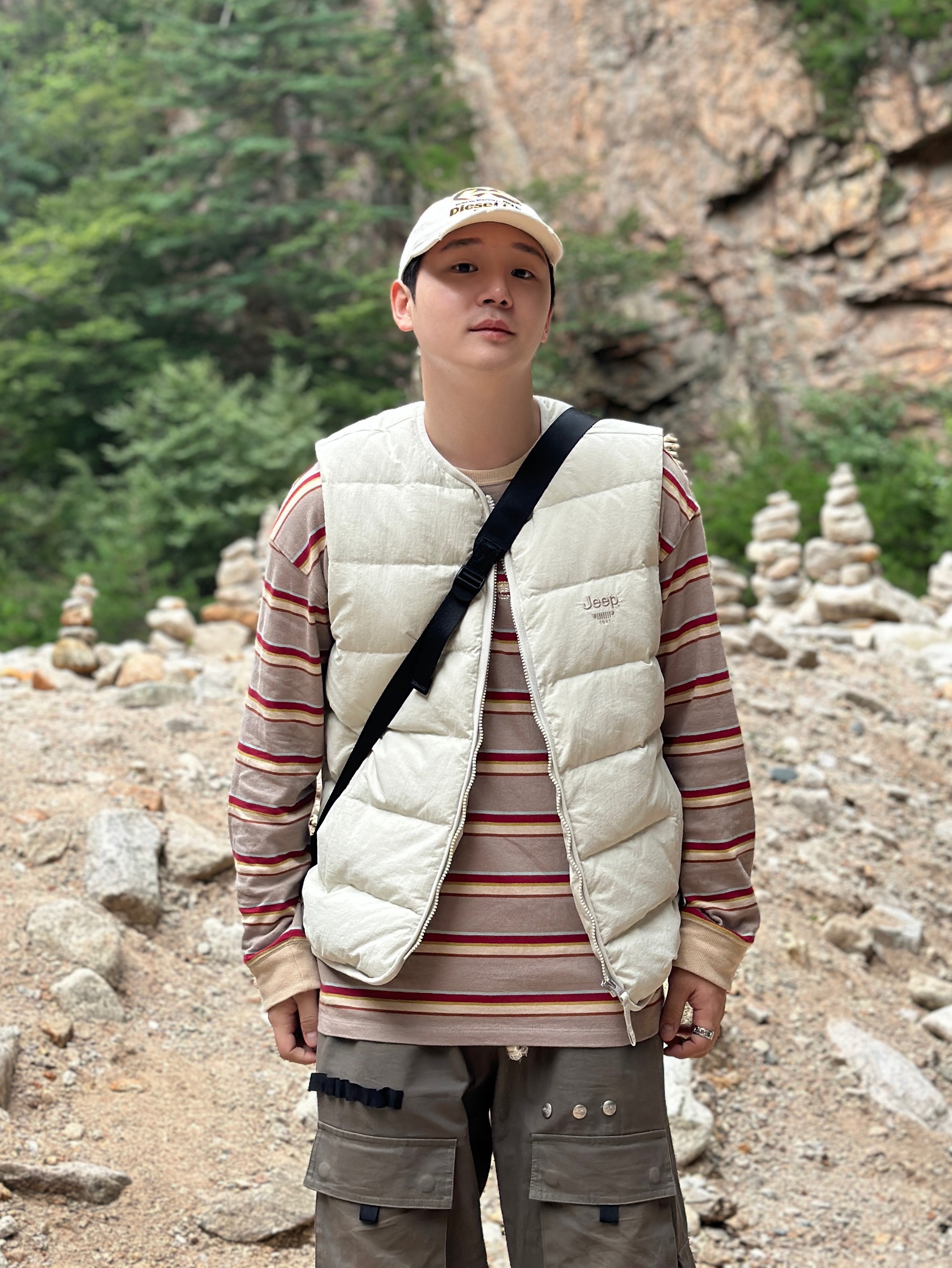 Diesel C-Syom Baseball Cap in Bull Denim White, Asics Gel-Venture 6 Feather Grey Black 착용 스타일 - 3