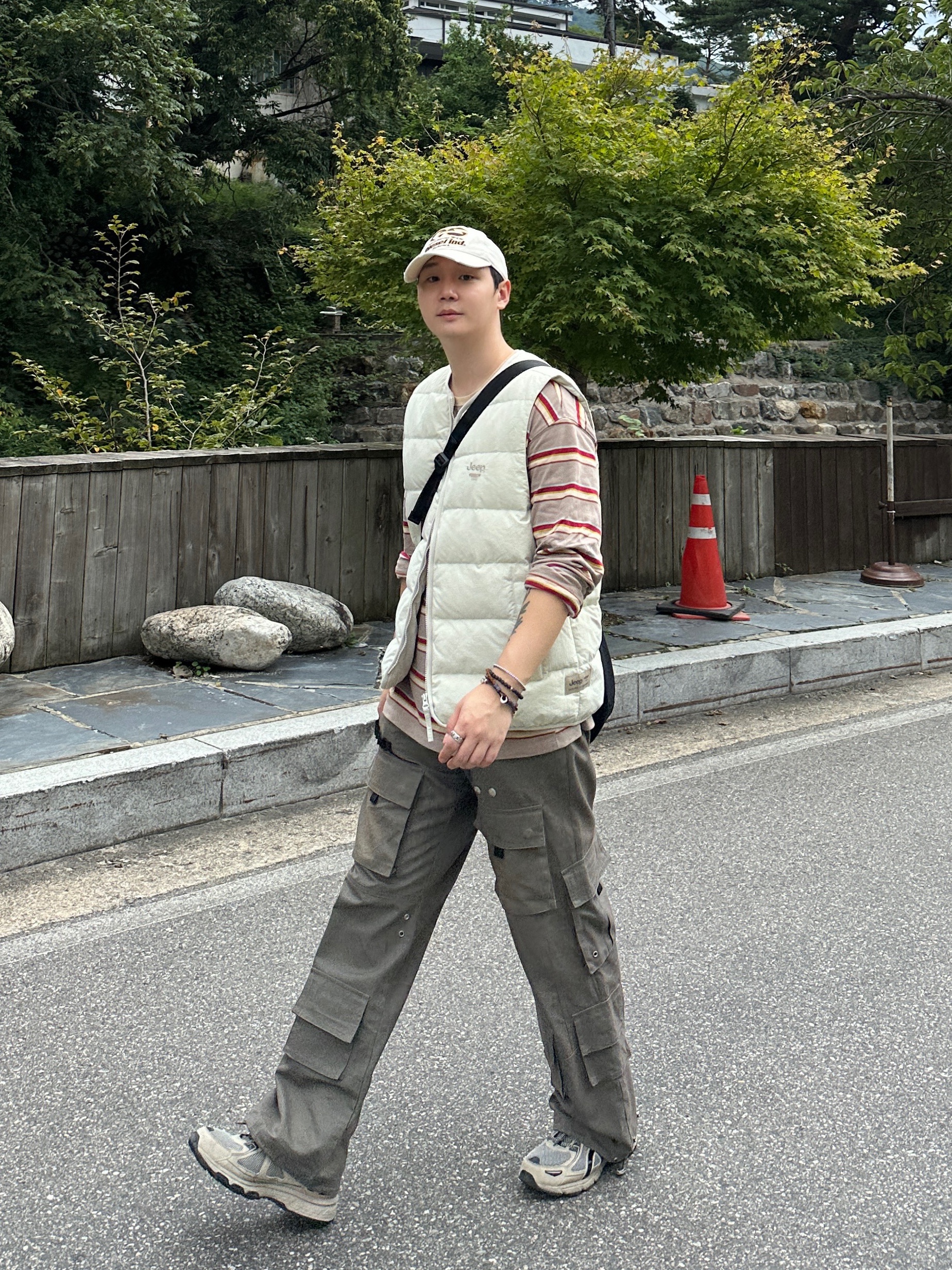 Diesel C-Syom Baseball Cap in Bull Denim White, Asics Gel-Venture 6 Feather Grey Black 착용 스타일 - 4