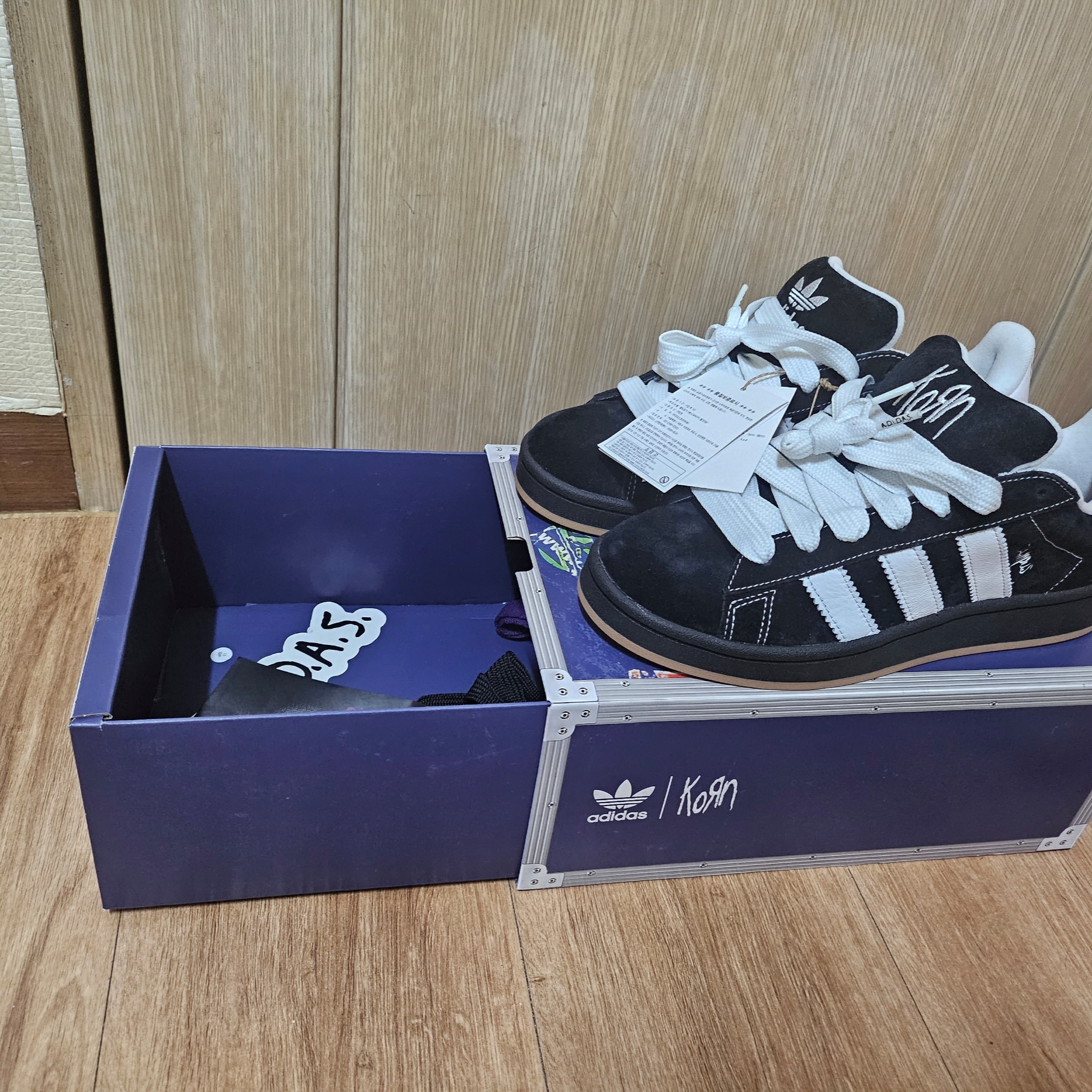 Adidas x KoRn Campus 00s Core Black Cloud White 착용 스타일 - 2