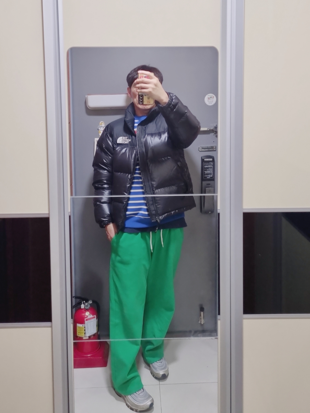 Nike Air Max 97 OG Silver Bullet 2022, The North Face 1996 Eco Nuptse Jacket Real Black 착용 스타일
